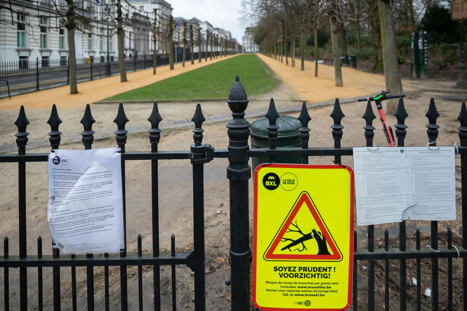 لافتة تفيد بإغلاق متنزه في العاصمة البلجيكية بروكسل استعداداً لوصول العاصفة يونيس. 18 فبراير 2022  - AFP