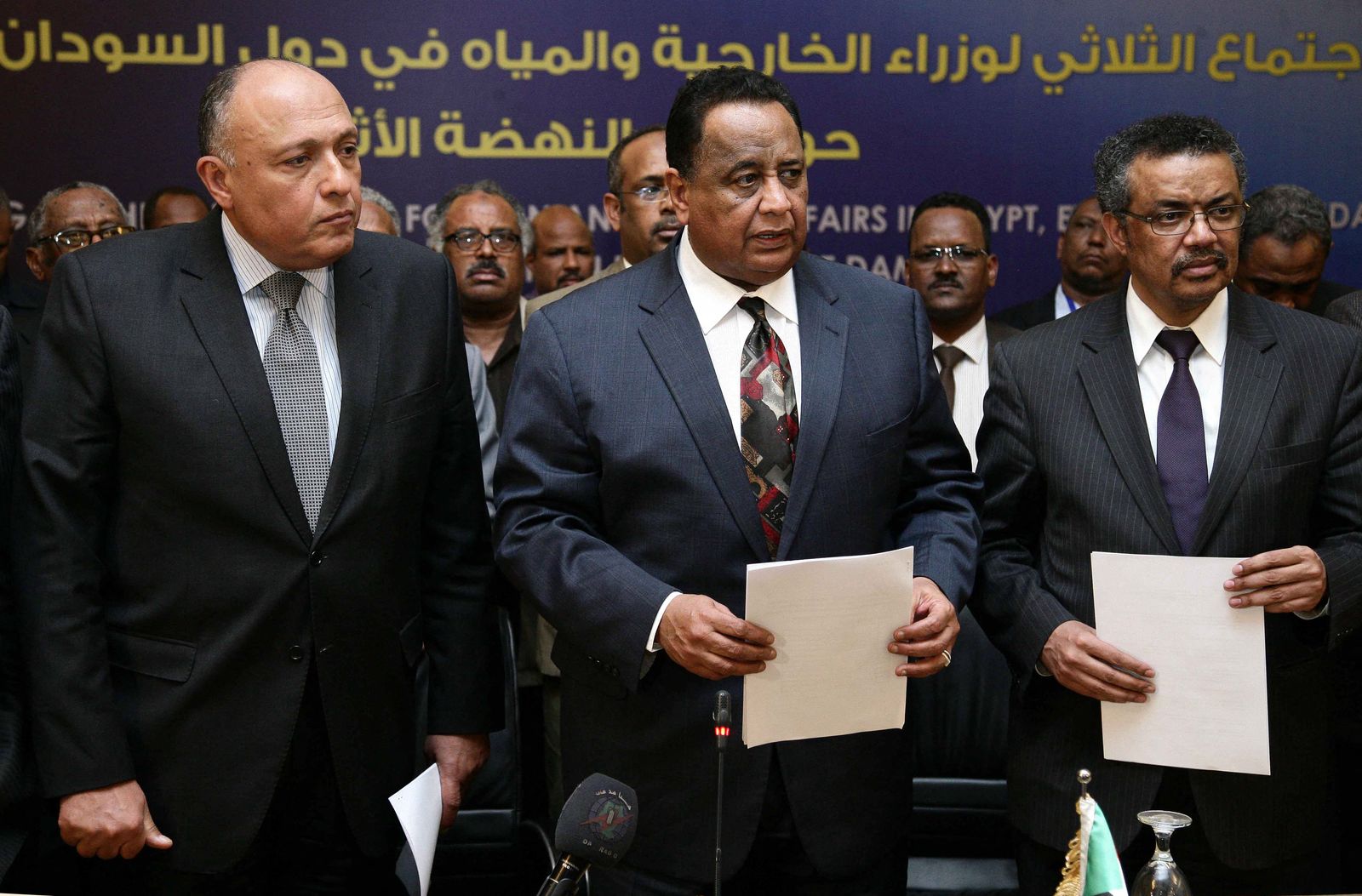 وزير الخارجية المصري سامح شكري (إلى اليسار) ووزير الخارجية السوداني السابق إبراهيم غندور (وسط) ووزير الخارجية الإثيوبي السابق تيدروس أدهانوم (إلى اليمين) في صورة جماعية بعد التوصل إلى اتفاق عقب جولة أخرى من المحادثات حول سد النهضة الإثيوبي 29 ديسمبر 2015 - AFP