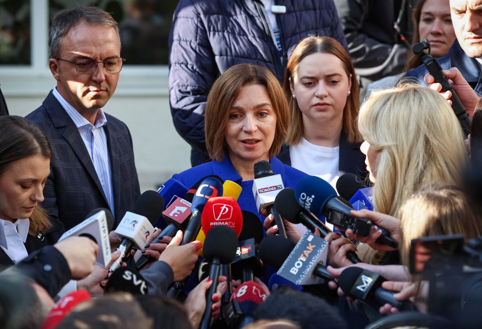 الرئيسة المولدوفية الموالية للغرب مايا ساندو تتحدث للصحافيين بعد الإدلاء بصوتها في الانتخابات البرلمانية. 28 سبتمبر 2025