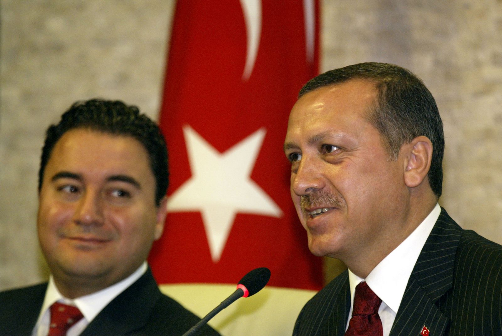 الرئيس التركي رجب طيب أردوغان ووزير الاقتصاد التركي السابق علي باباجان خلال اجتماع حكومي سابق في أنقرة، 16 سبتمبر 2004 - AFP
