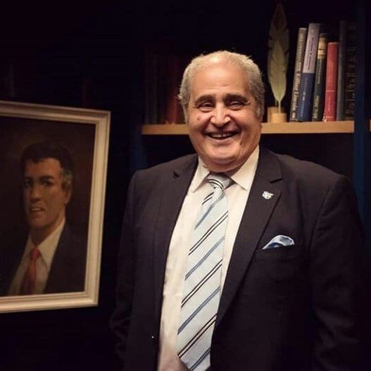  الدكتور نبيل فاروق  - من صفحة الدكتور نبيل فاروق على فيسبوك