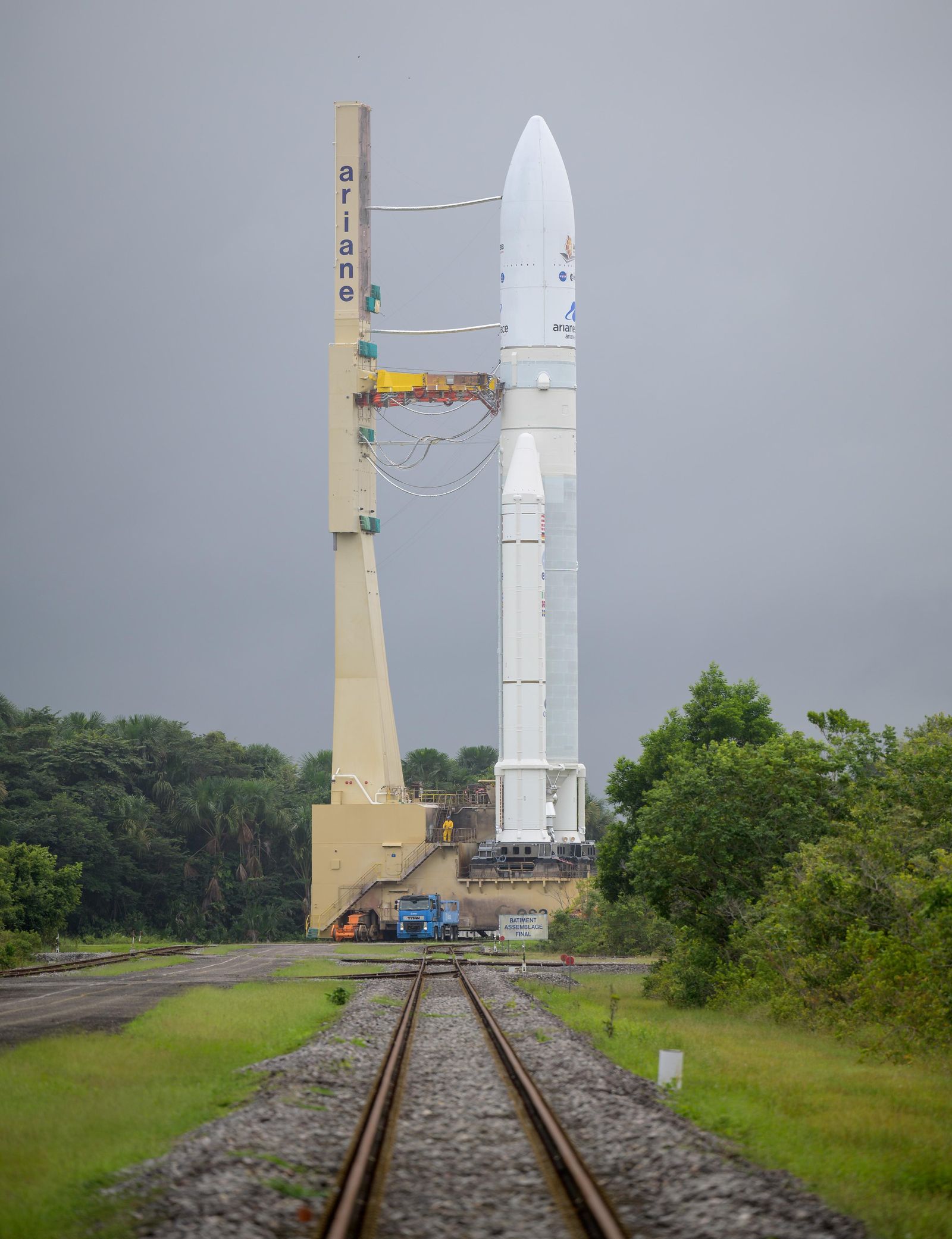 اكتمال تنصيب صاروخ أريان 5 وتلسكوب جيمس ويب على منصة الإطلاق - 23 ديسمبر 2021 - NASA