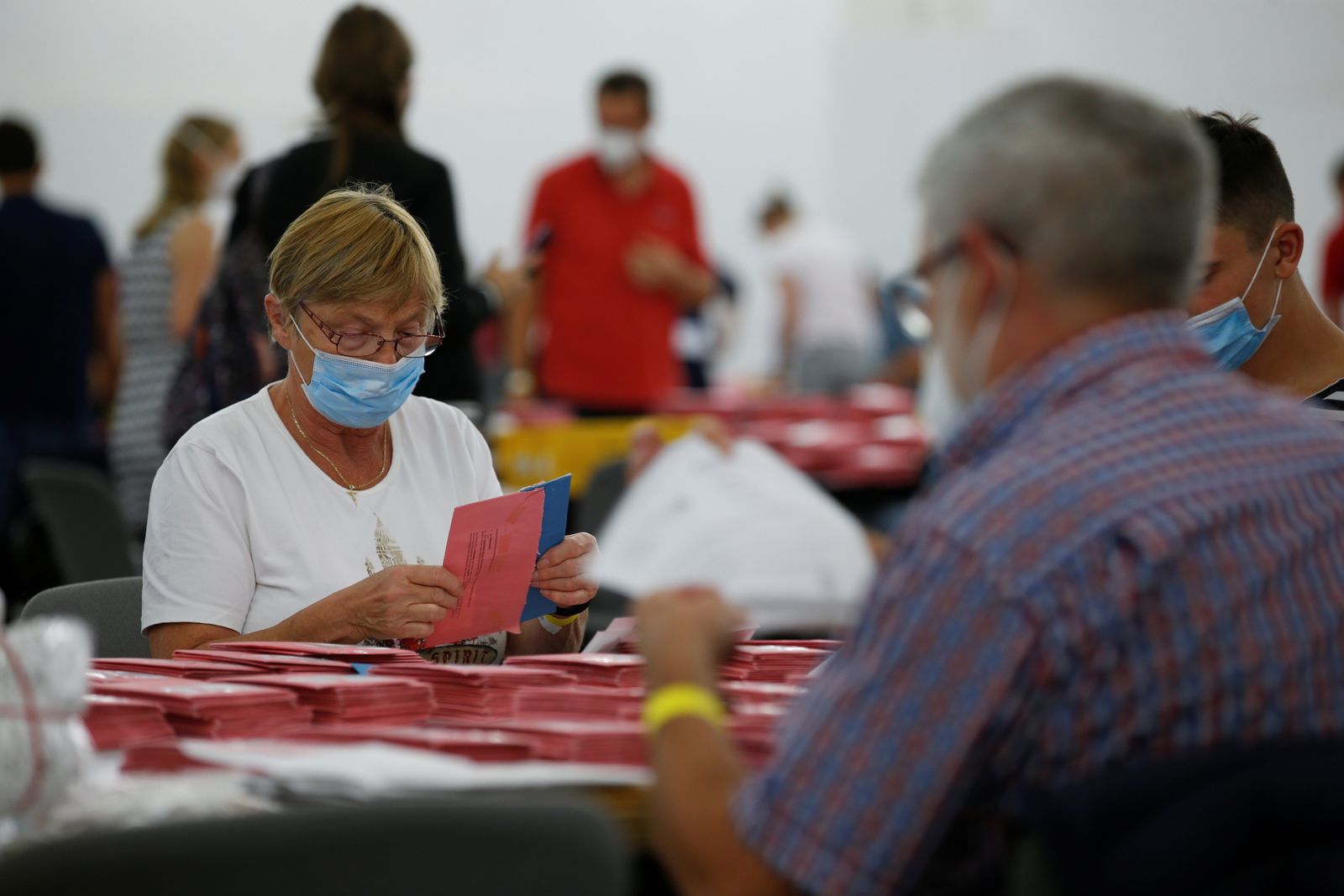 عمال يفتحون بطاقات الاقتراع المرسلة بالبريد خلال الانتخابات العامة الألمانية في ميونيخ- 26 سبتمبر 2021 - REUTERS