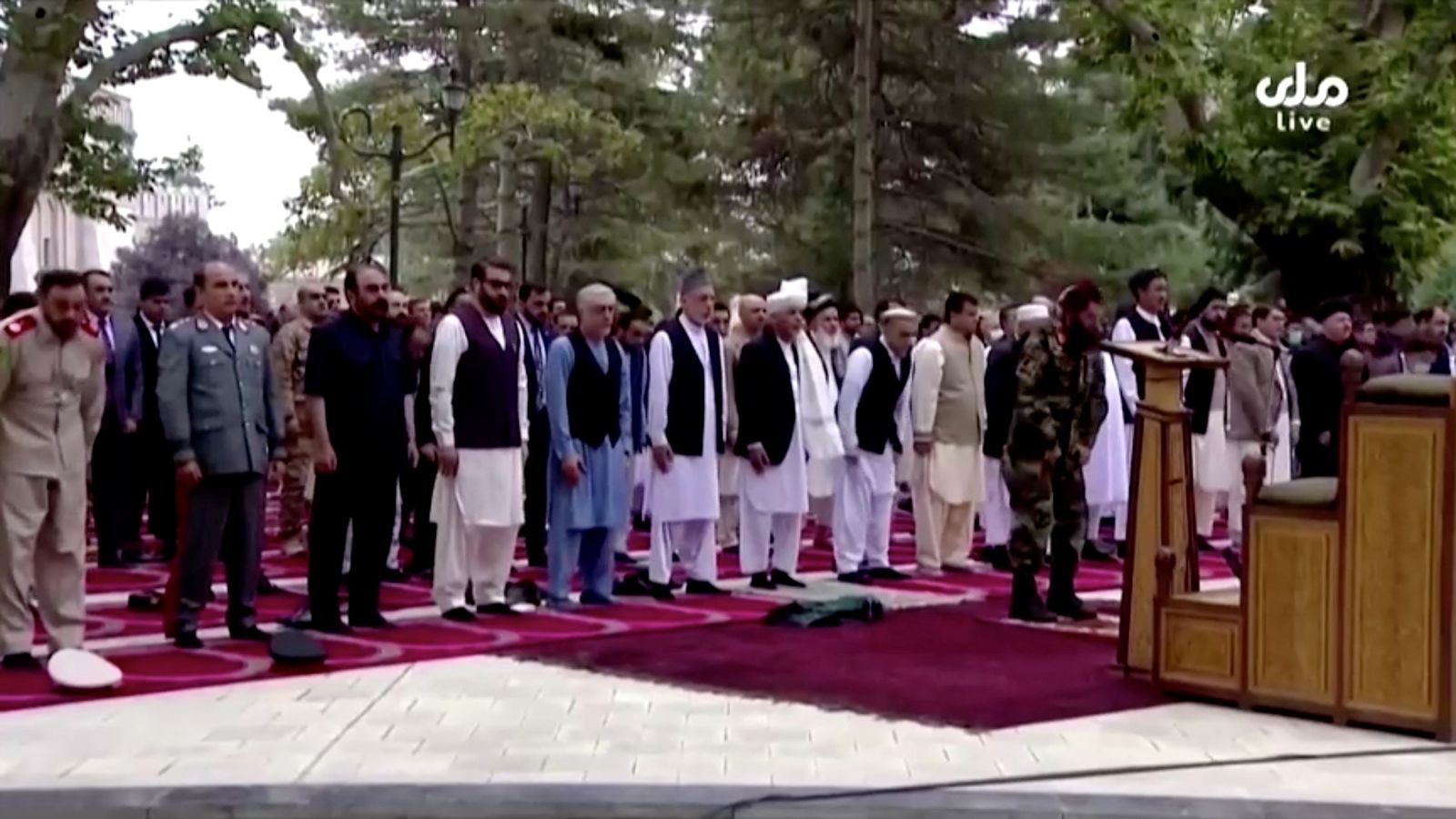 الرئيس الأفغاني أشرف غني (الصف الأمامي) يحضر صلاة عيد الأضحى في القصر الرئاسي قبل لحظات من سماع أصوات انفجارات الصواريخ في العاصمة الأفغانية كابول يوم 20 يوليو 2021 في هذه الصورة الثابتة المأخوذة من لقطات تلفزيونية - REUTERS