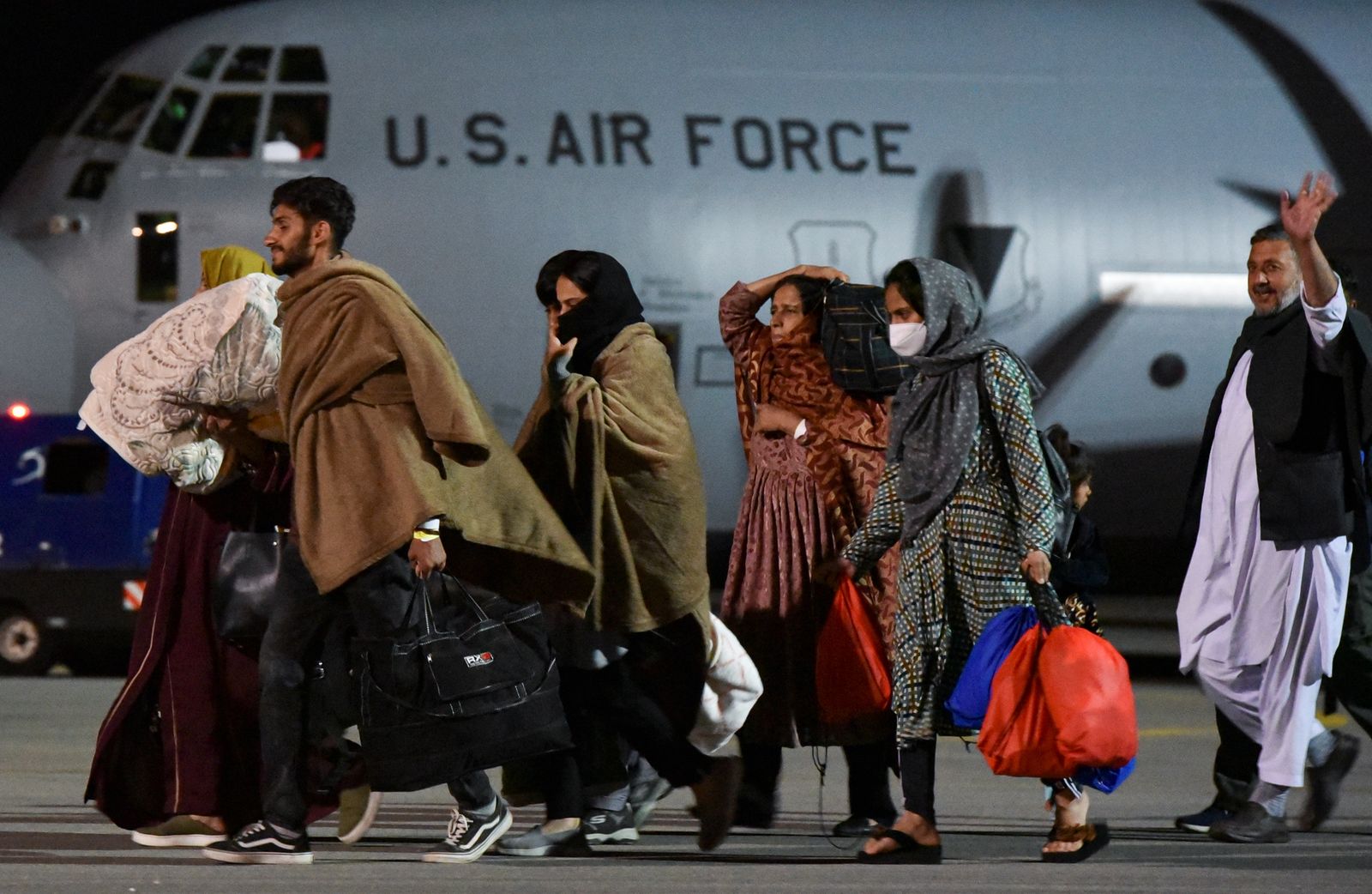 أفغان تم إجلاؤهم من كابول يصلون إلى مطار بريشتينا الدولي في كوسوفو - 29 أغسطس 2021 - REUTERS