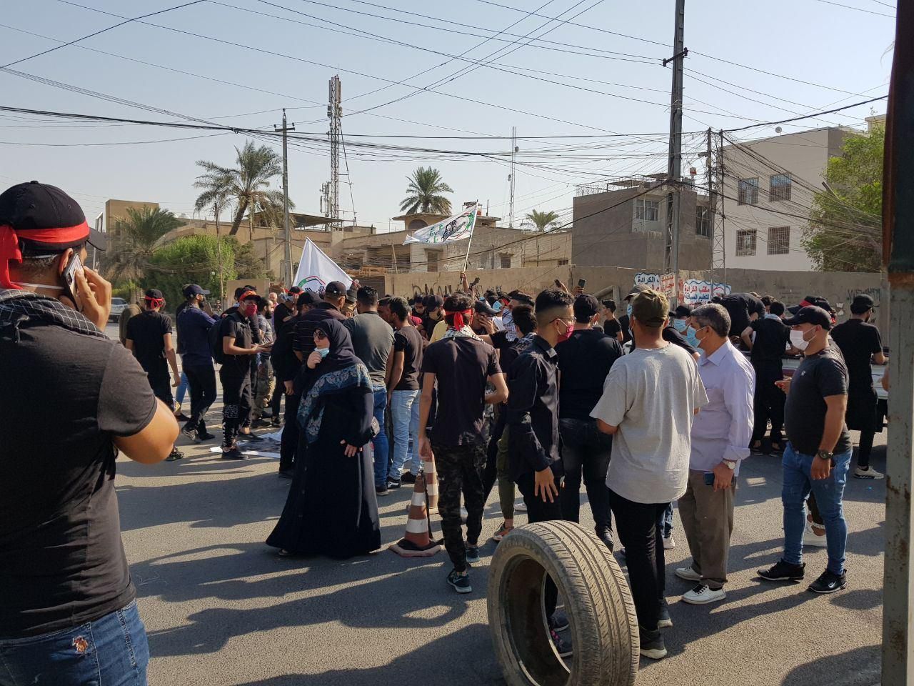 العشرات من أنصار الحشد الشعبي يتجمّعون قبالة مقر الحزب الديمقراطي الكردستاني في بغداد. 17 أكتوبر 2020 - الشرق