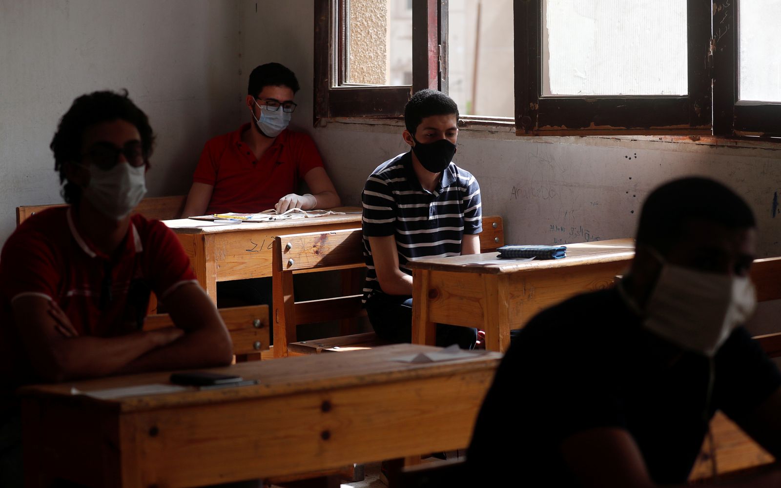طلاب مصريون داخل إحدى قاعات امتحانات الثانوية العامة- 21 يونيو- 2020 - REUTERS