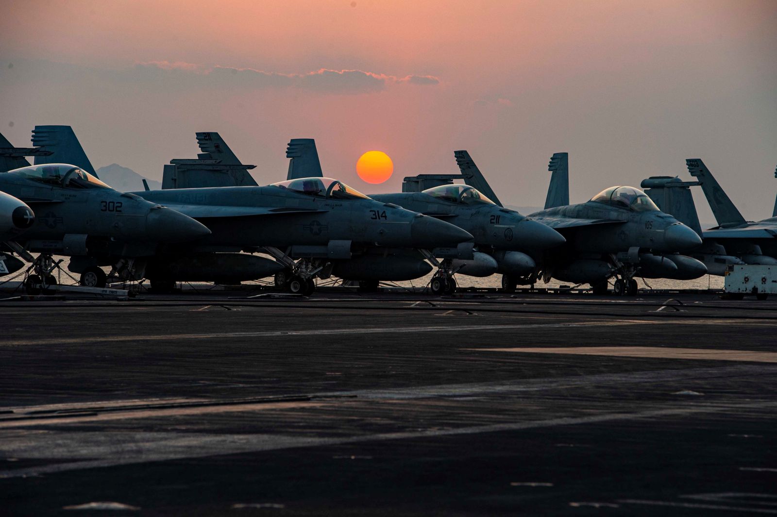 مقاتلات على ظهر حاملة الطائرات التابعة للبحرية الأميركية (CVN 69) أثناء عبورها قناة السويس- 2 أبريل 2021 - VIA REUTERS
