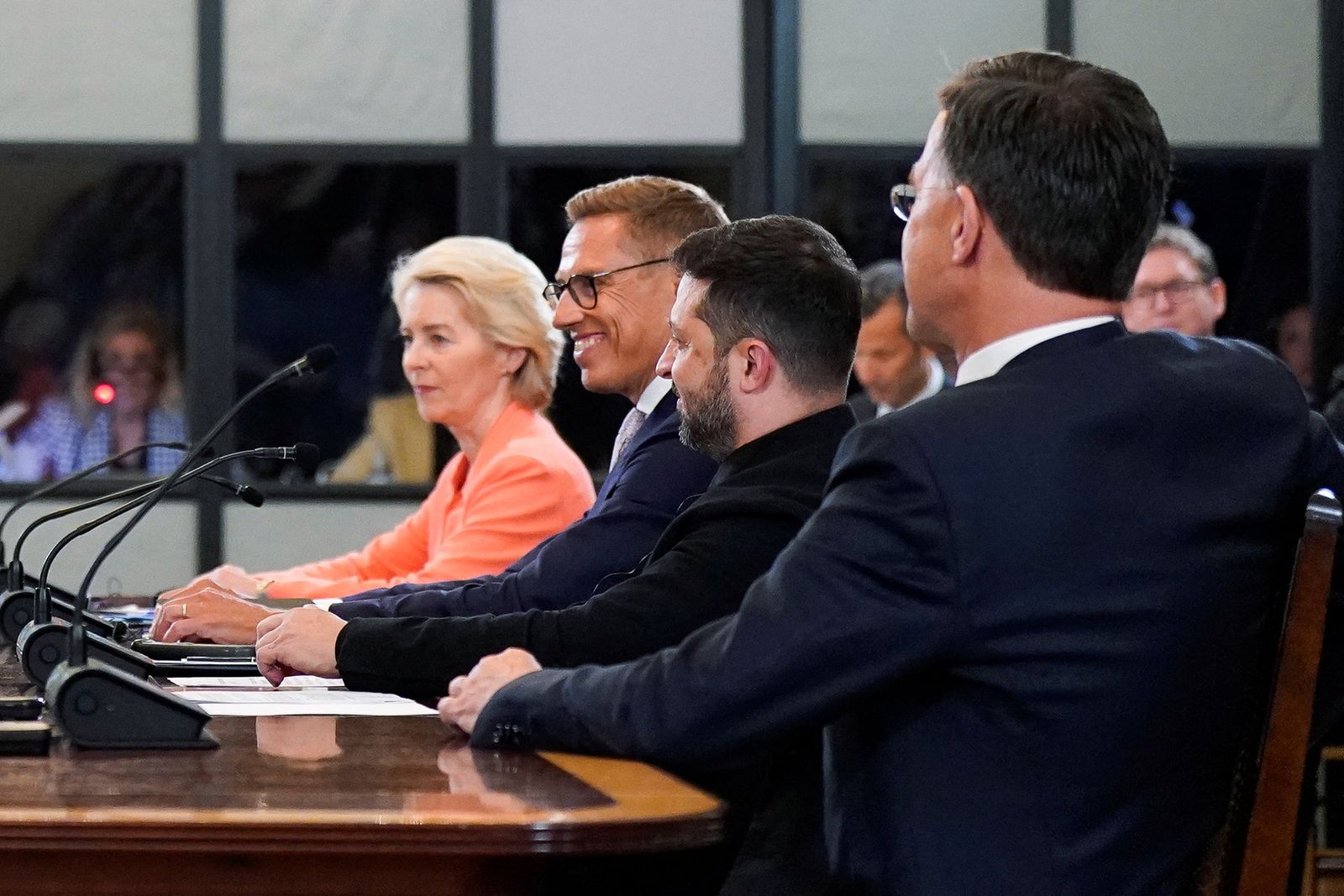 Ukrainian President Volodymyr Zelenskiy, Finland's President Alexander Stubb, NATO Secretary General Mark Rutte and European Commission President Ursula von der Leyen meet U.S. President Donald Trump (not pictured) amid negotiations to end the Russian war in Ukraine, at the White House in Washington, D.C., U.S., August 18, 2025. REUTERS/Alexander Drago