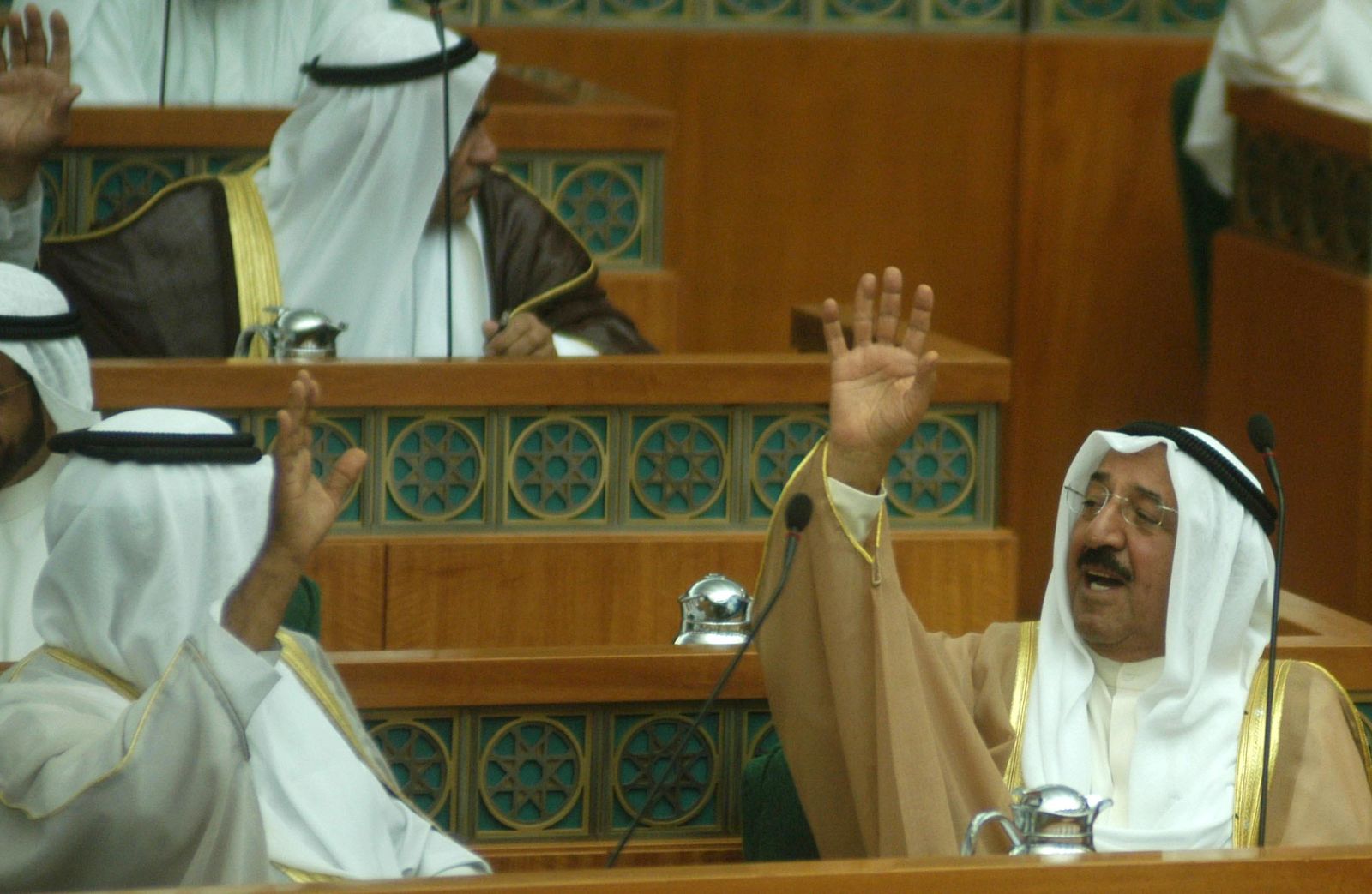 الشيخ صباح الأحمد، رئيس الوزراء آنذاك، يصوت في البرلمان الكويتي خلال جلسة أقرت مبدئياً حق المرأة في التصويت. 19 أبريل 2005. - AFP