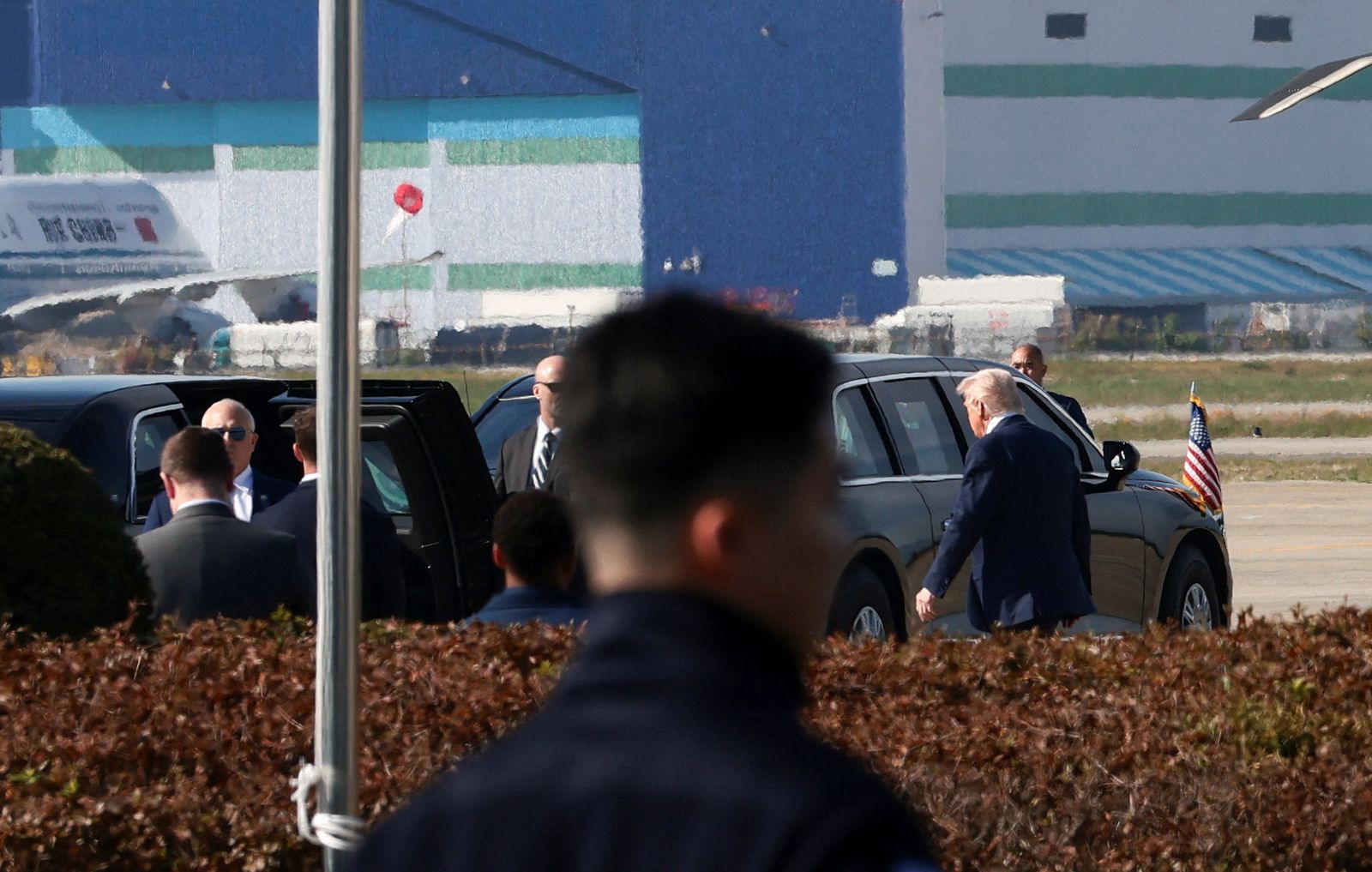 U.S. President Donald Trump walks after arrival at Gimhae International Airport, with an Air China aircraft in the background, on the day of a bilateral meeting with Chinese President Xi Jinping before departing South Korea, on the sidelines of the Asia-Pacific Economic Cooperation (APEC) summit, in Busan, South Korea, October 30, 2025. REUTERS/Evelyn Hockstein