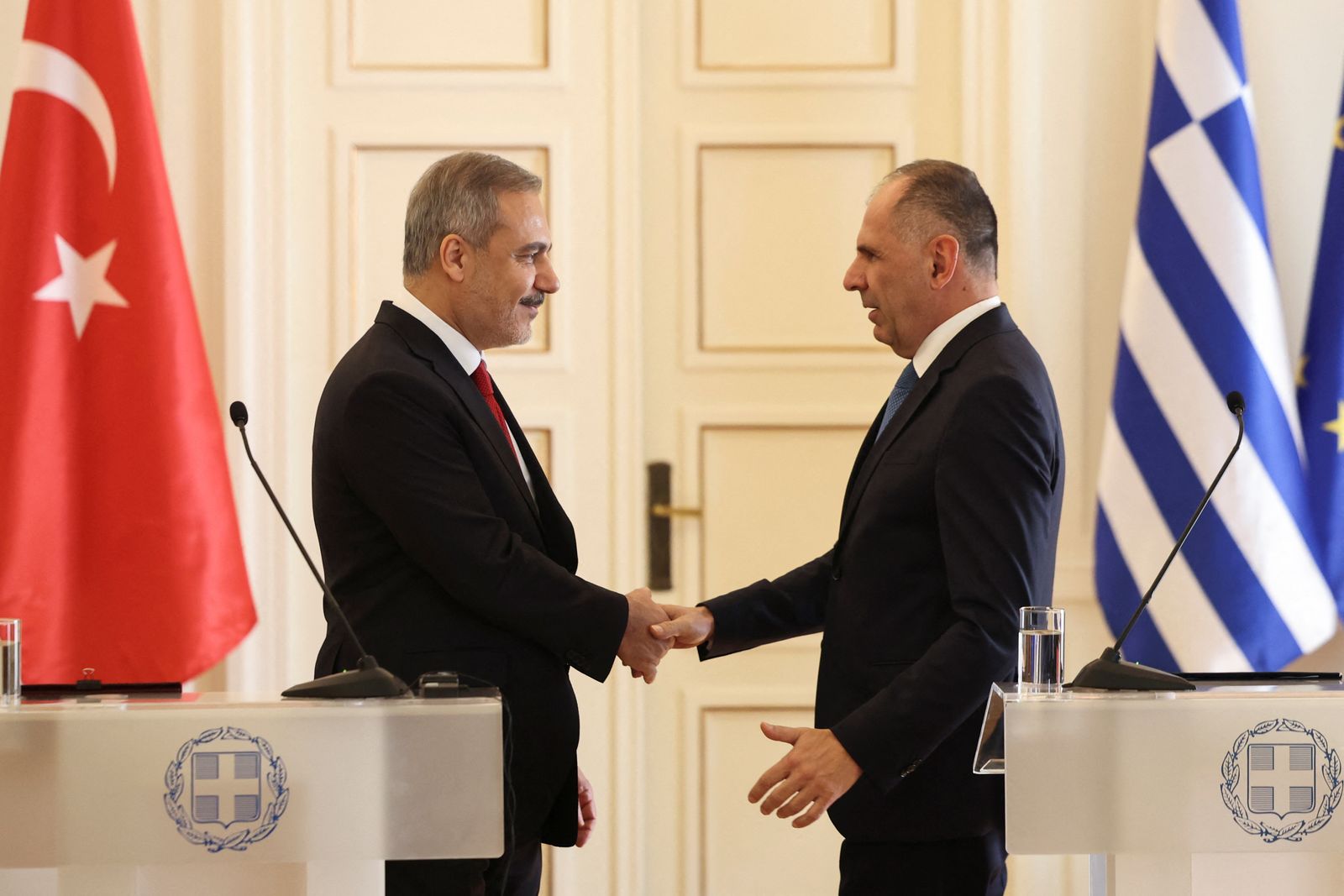 Turkish Foreign Minister Hakan Fidan and Greek Foreign Minister George Gerapetritis shake hands at the Ministry of Foreign Affairs in Athens, Greece, November 8, 2024. REUTERS/Louisa Gouliamaki