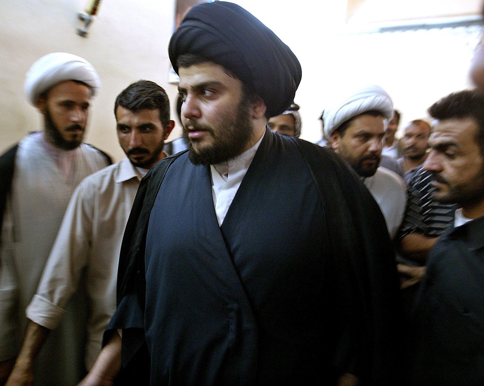 رجل الدين الشيعي مقتدى الصدر يصل إلى مؤتمر صحافي بمقام الإمام على في مدينة النجف – 12 مايو 2004 - REUTERS