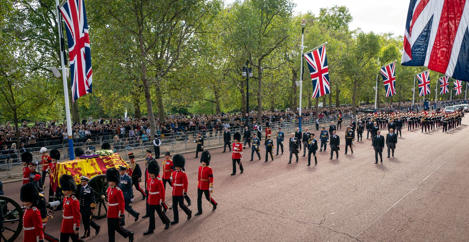 حشود من البريطانيين يشاهدون موكب نقل جثمان الملكة الراحلة إليزابيث الثانية إلى قصر ويستمنستر بلندن- 14 سبتمبر 2022 - via REUTERS