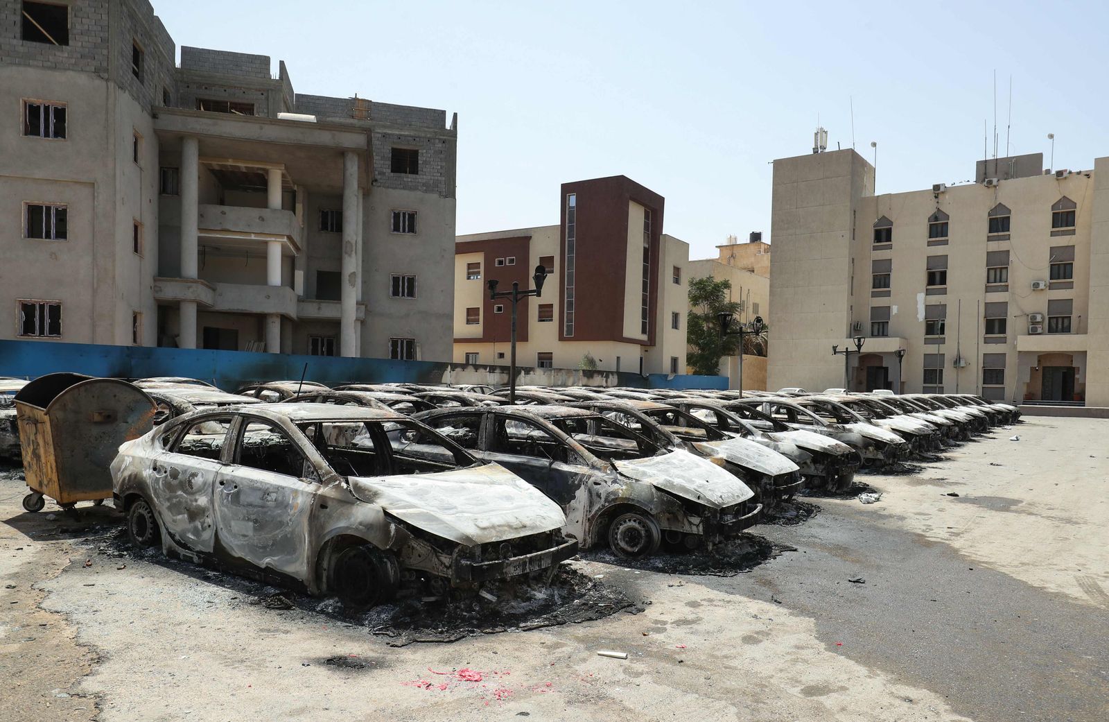 A picture shows a view of car carcasses following clashes between backers of rival governments in Libya's capital Tripoli, on August 28, 2022. - Flights resumed and shops re-opened in Libya's capital after clashes between backers of rival governments killed at least 32 people and sparked fears of major new conflict. (Photo by Mahmud TURKIA / AFP) - AFP