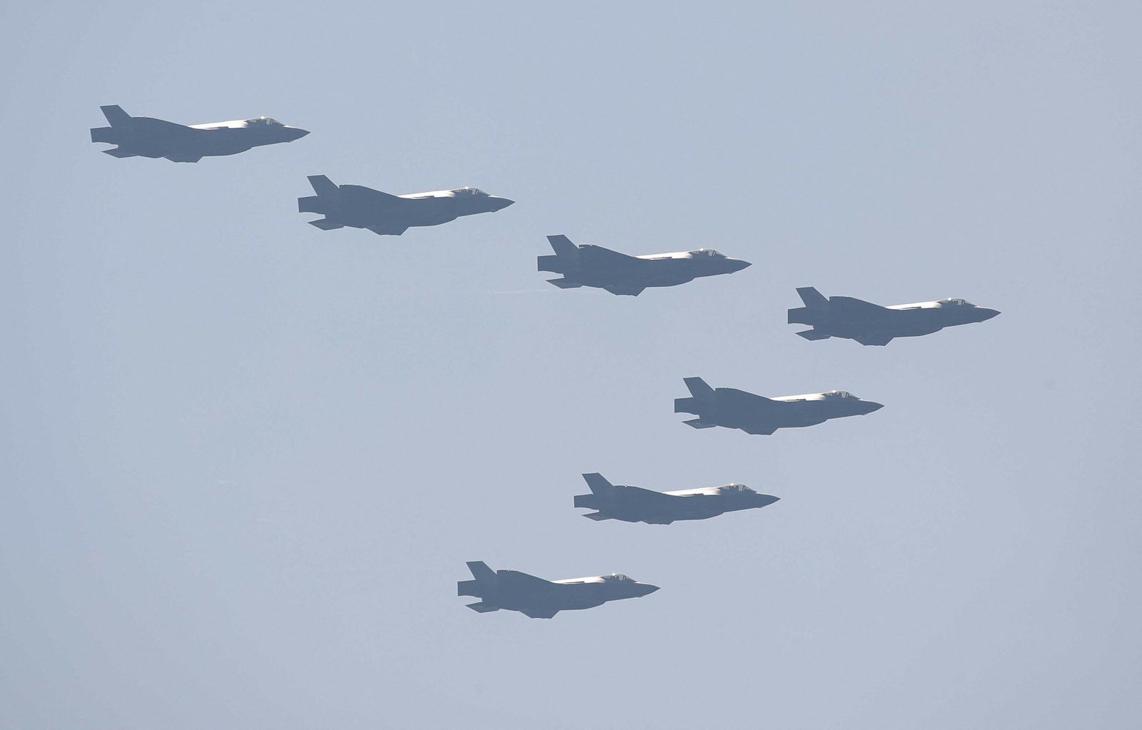 طائرات كورية جنوبية من طراز f-35 تحلق فوق القاعدة العسكرية في جيريونج. 29 سبتمبر 2022 - REUTERS