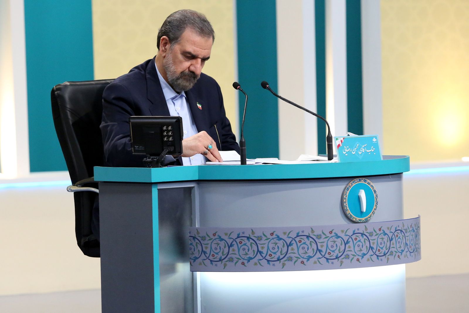 المرشح الرئاسي محسن رضائي أثناء المناظرة في طهران - 8 يونيو 2021 - REUTERS