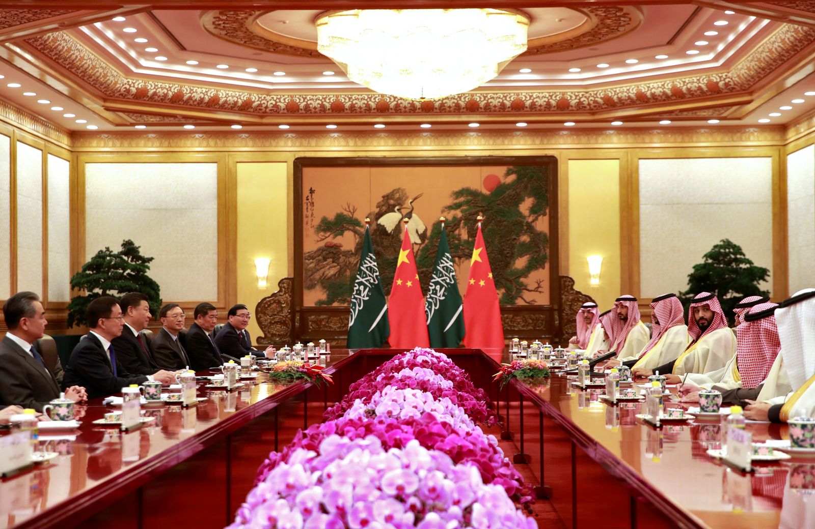 ولي العهد السعودي الأمير محمد بن سلمان يلتقي بالرئيس الصيني شي جين بينج في العاصمة بكين - 22 فبراير 2019 - REUTERS