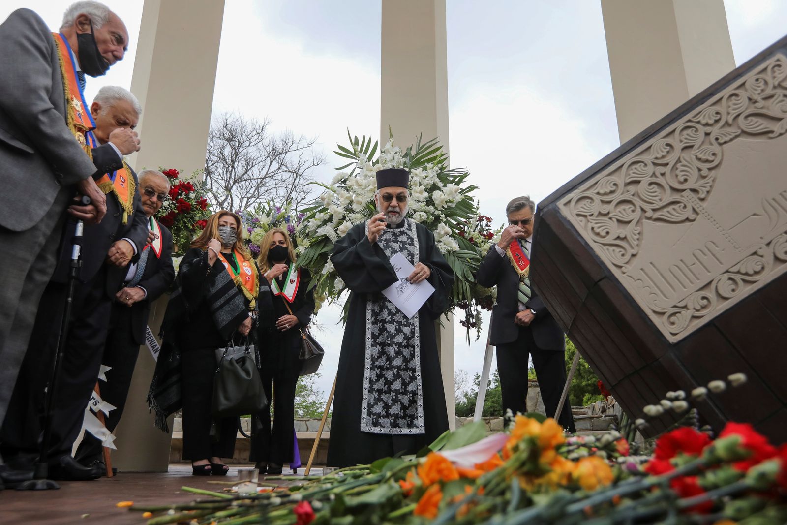 أفراد من ذوي الأصول الأرمنية يجتمعون لإحياء ذكرى الإبادة الجماعية عام 1915 في نصب شهداء الأرمن في مونتيبيلو بولاية كاليفورنيا الأميركية.  - REUTERS