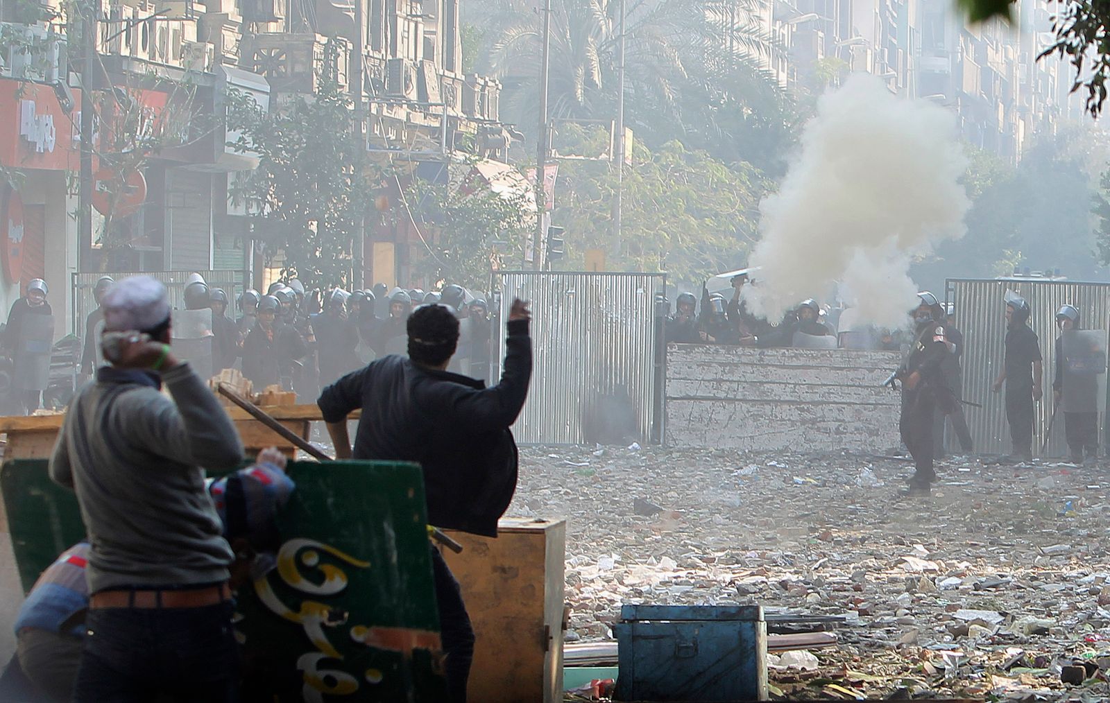 مواجهات بين قوات الأمن المصرية ومتظاهرين خلال أحداث شارع محمد محمود بالقاهرة. 23 نوفمبر 2011. - REUTERS