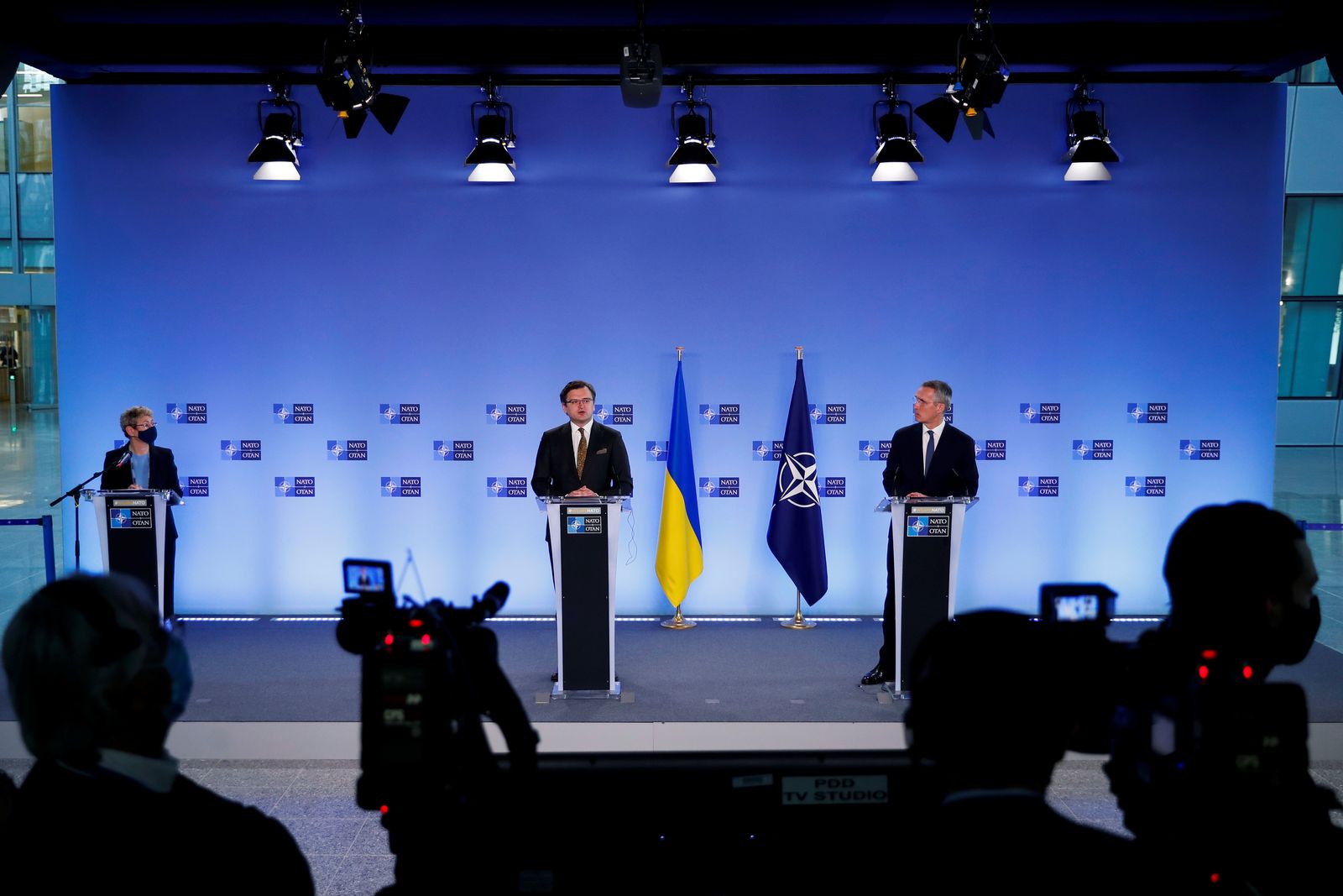 الأمين العام لحلف الناتو ينس ستولتنبرغ (يمين) ووزير الخارجية الأوكراني دميترو كوليبا يعقدان مؤتمراً صحفياً عقب اجتماعهما في مقر الناتو في بروكسل - 13 أبريل 2021 -  - REUTERS