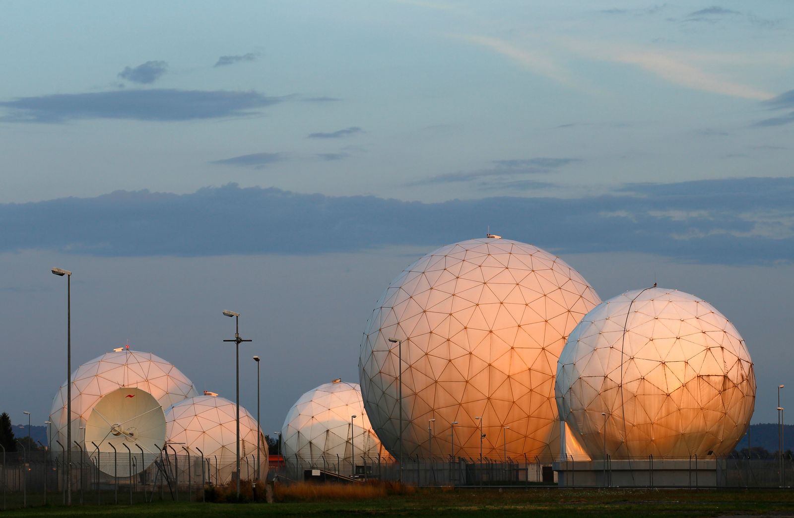 قاعدة المراقبة الاستخباراتية في بلدة باد أيبلنغ الألمانية - 6 أغسطس 2013 - REUTERS