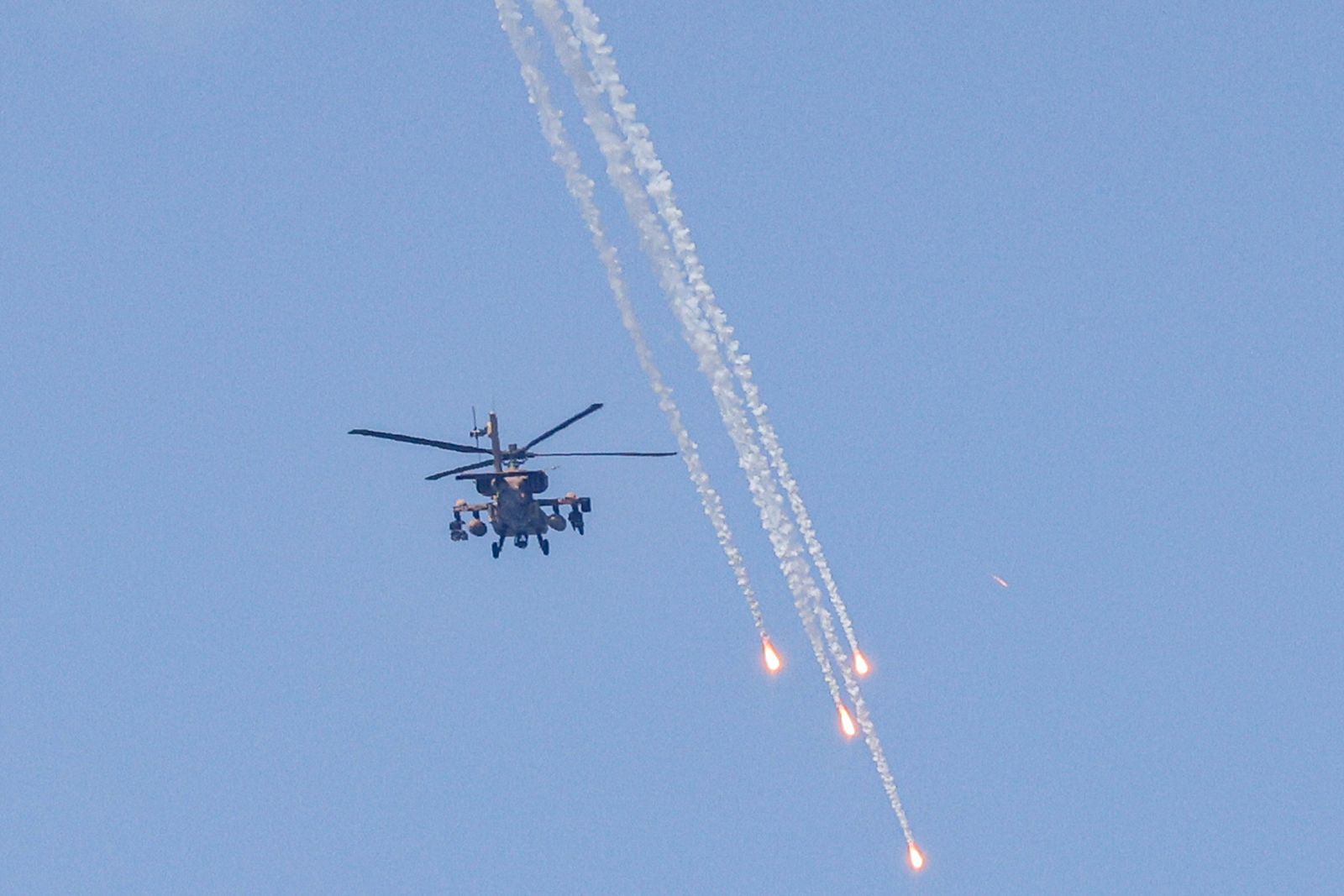 مروحية أباتشي إسرائيلية تطلق قنابل إنارة أثناء تحليقها فوق عسقلان بجنوب إسرائيل - 6 أغسطس 2022 - AFP