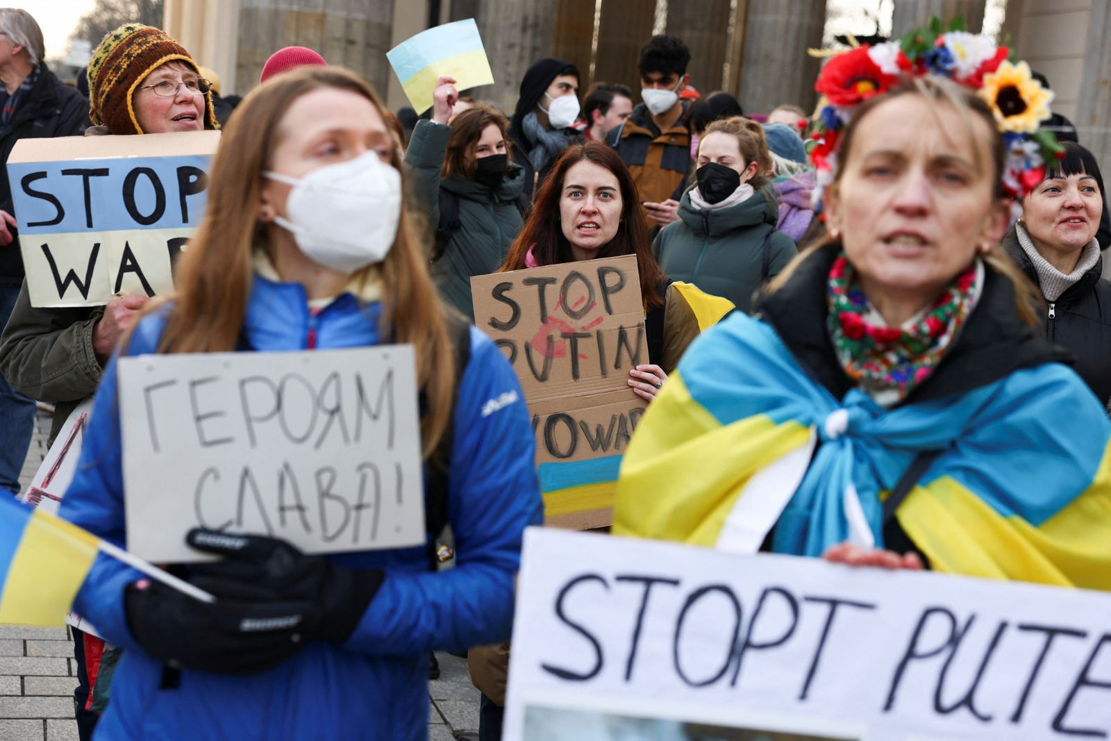 متظاهرات يشاركن في احتجاجات مناهضة للغزو الروسي لأوكرانيا في العاصمة الألمانية برلين، ويرفن شعار 