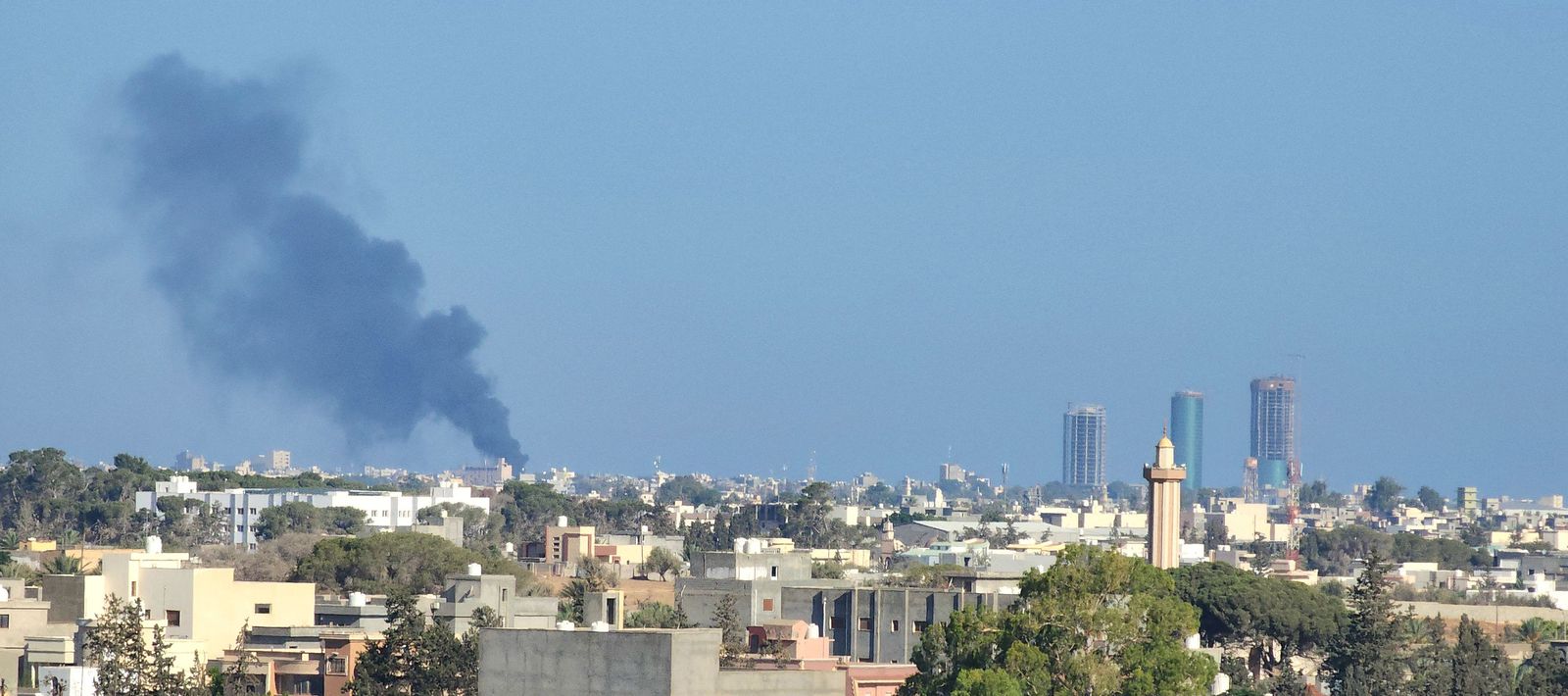 الدخان يتصاعد وسط العاصمة الليبية طرابلس. 15 أغسطس 2023 - AFP