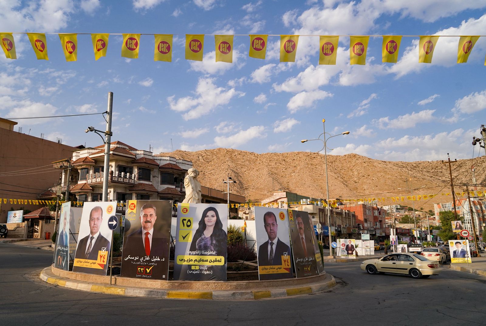 لافتات إعلانية للمرشحين للانتخابات التشريعية المقبلة في مدينة دهوك شمال العراق- 3 أكتوبر 2021 - AFP