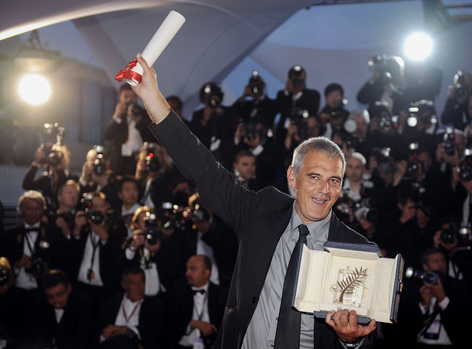 (FILES) French director Laurent Cantet celebrates during a photocall after winning the Palme d'Or award for his movie 'Entre Les Murs (The Class)' during the Closing Ceremony of the 61st Cannes International Film Festival on May 25, 2008 in Cannes, southern France. French director Laurent Cantet, who won the Palme d'Or in 2008 with his film 'Entre les murs', died, his agent said on April 25, 2024. (Photo by Fred DUFOUR / AFP)