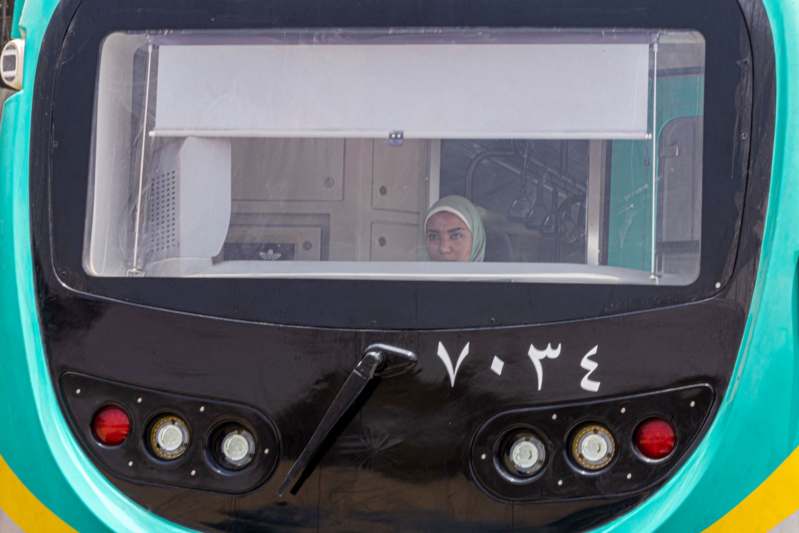سوزان محمد تقود جهاز محاكاة قطار المترو بالحجم الطبيعي في محطة عدلي منصور في حي هليوبوليس شمال شرق القاهرة، مصر - 31 مايو 2022 - AFP