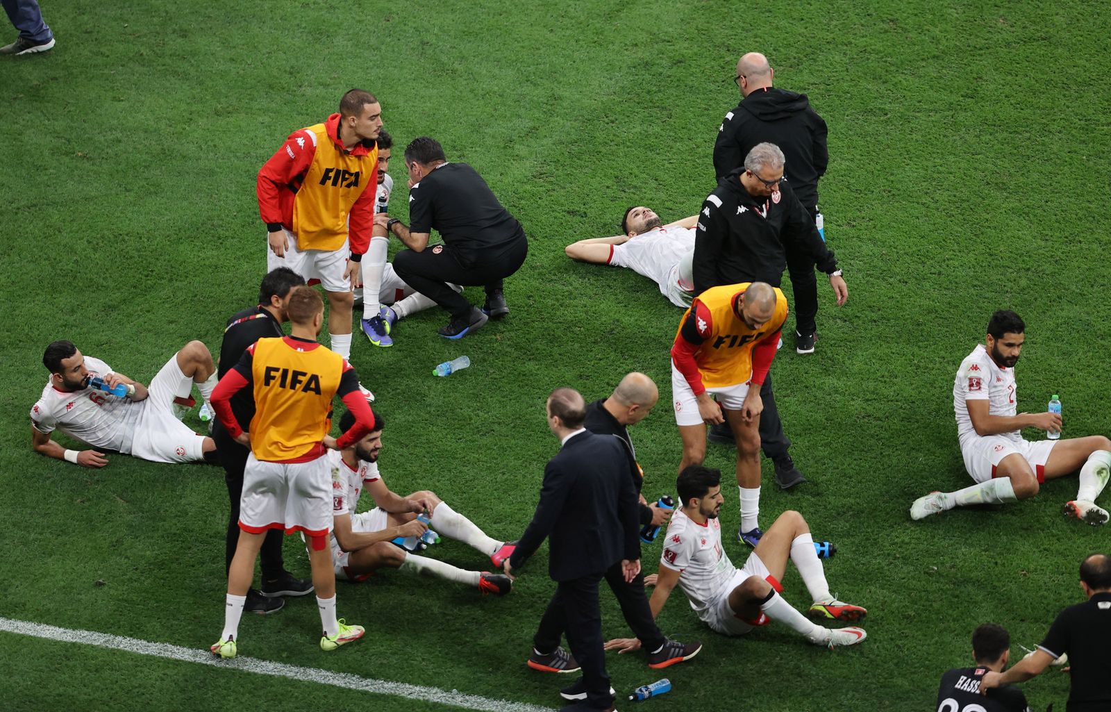 استراحة لاعبي المنتخب التونسي قبل انطلاق الشوط الإضافي الأول - REUTERS