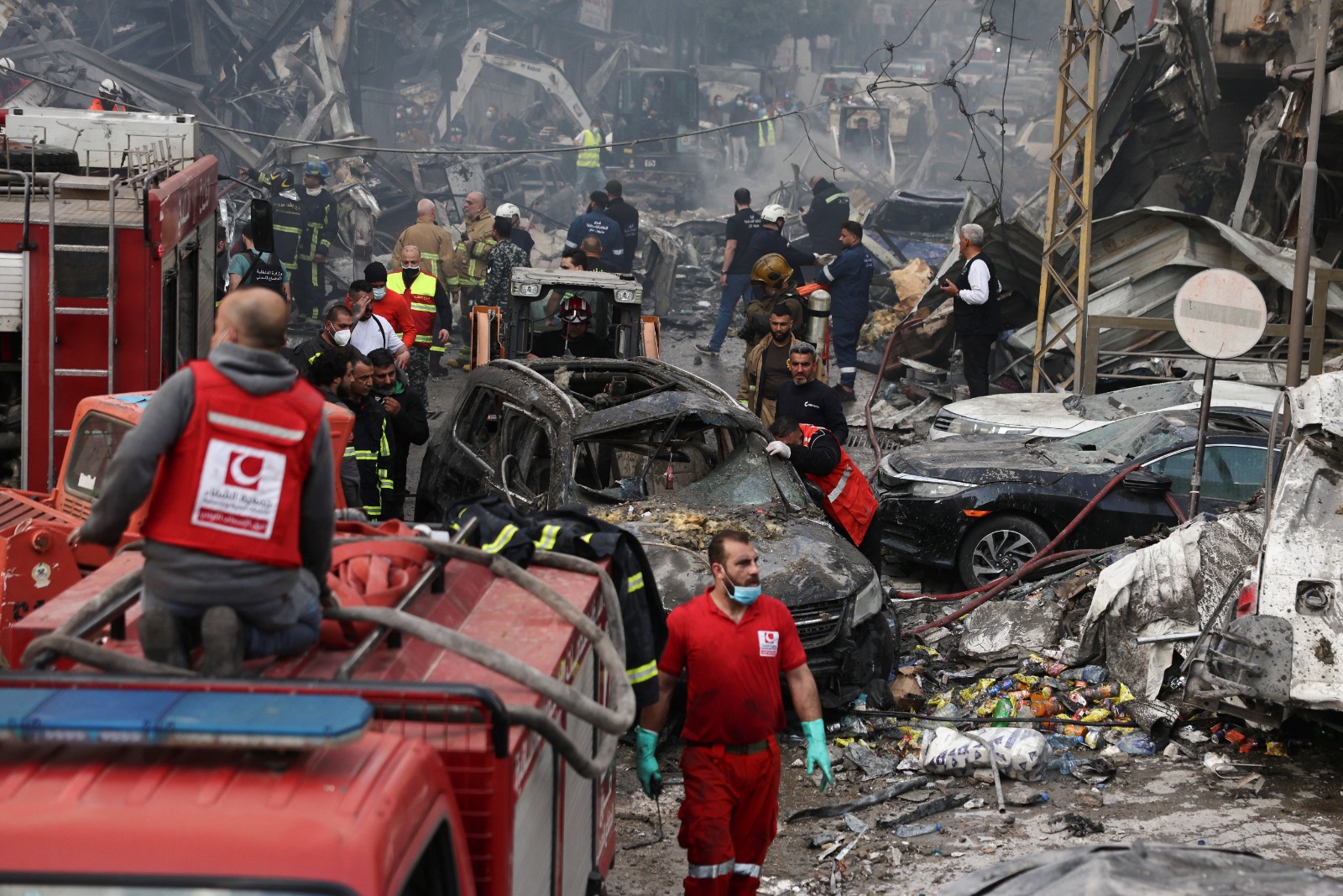 فرق الإنقاذ في موقع تعرض لغارات إسرائيلية وسط العاصمة اللبنانية بيروت. 8 أبريل 2026