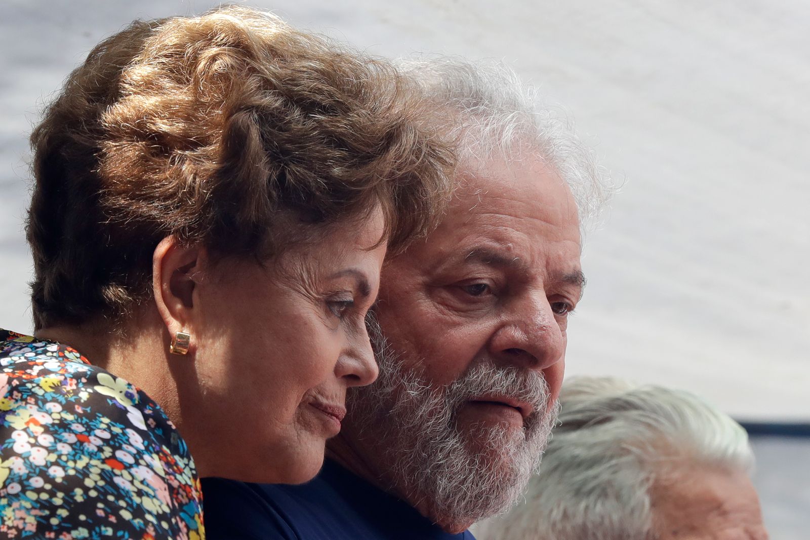 الرئيسان البرازيليان السابقان لويز إيناسيو لولا دا سيلفا وديلما روسيف أمام مقرّ نقابة عمال المعادن في ساو برناردو دو كامبو - 7 أبريل 2018 - AP