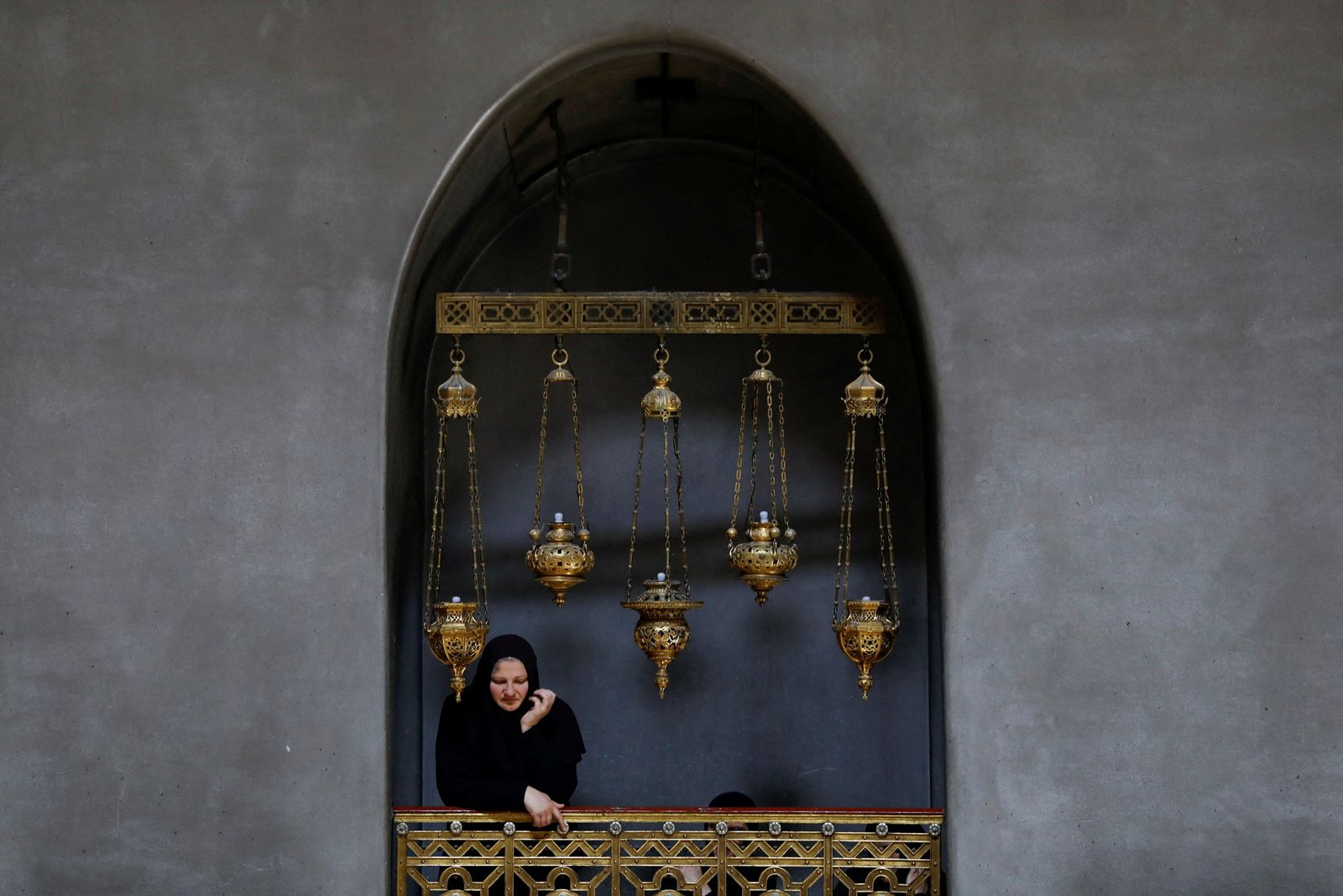 امرأة تحتفل بمراسم سبت النور في كنيسة القيامة في القدس - REUTERS