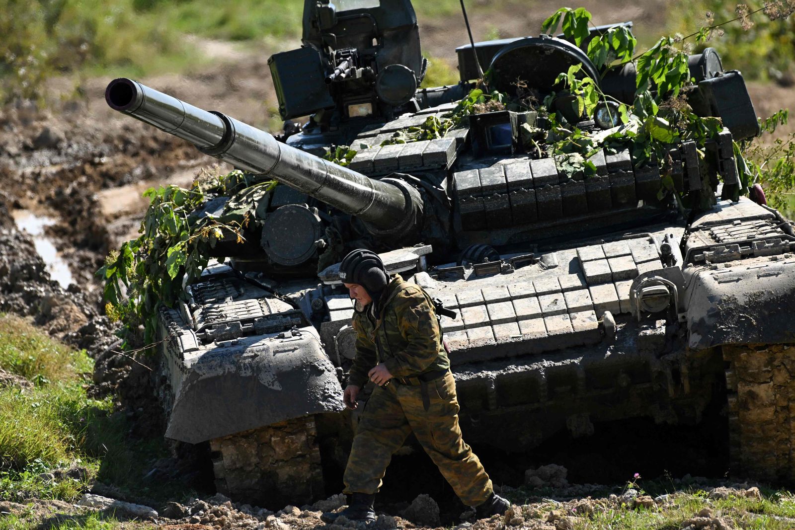 دبابة روسية من طراز T-80 تشارك في التدريبات العسكرية 