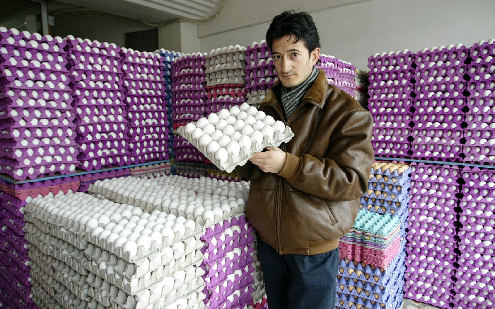 مزارع يعرض منتوجه من البيض في اسطنبول بتركيا. - AFP