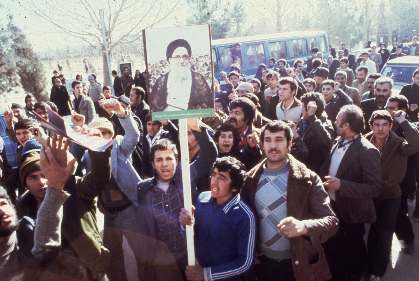متظاهرون في طهران يطالبون باستبدال شاه إيران أثناء الثورة الإيرانية 1979