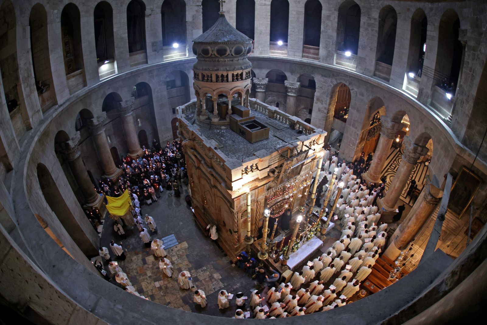 مصلون ورهبان مسيحيون خلال قداس في كنيسة القيامة في القدس يوم 1 أبريل 2021. - AFP