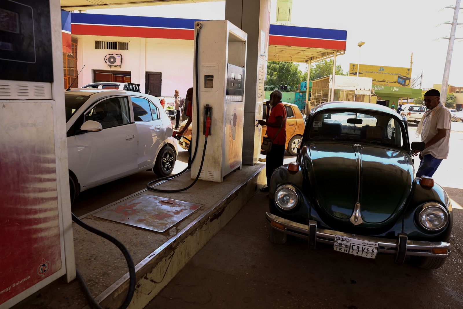 سيارات في محطة وقود بالخرطوم، 28 فبراير 2022 - REUTERS