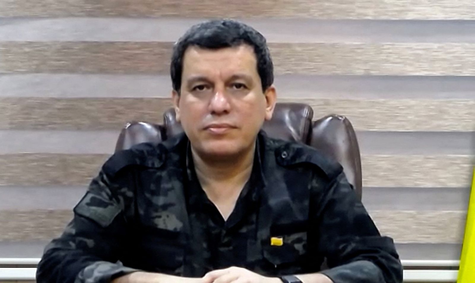قائد قوات سوريا الديمقراطية مظلوم عبدي خلال مقابلة عبر الفيديو مع 
