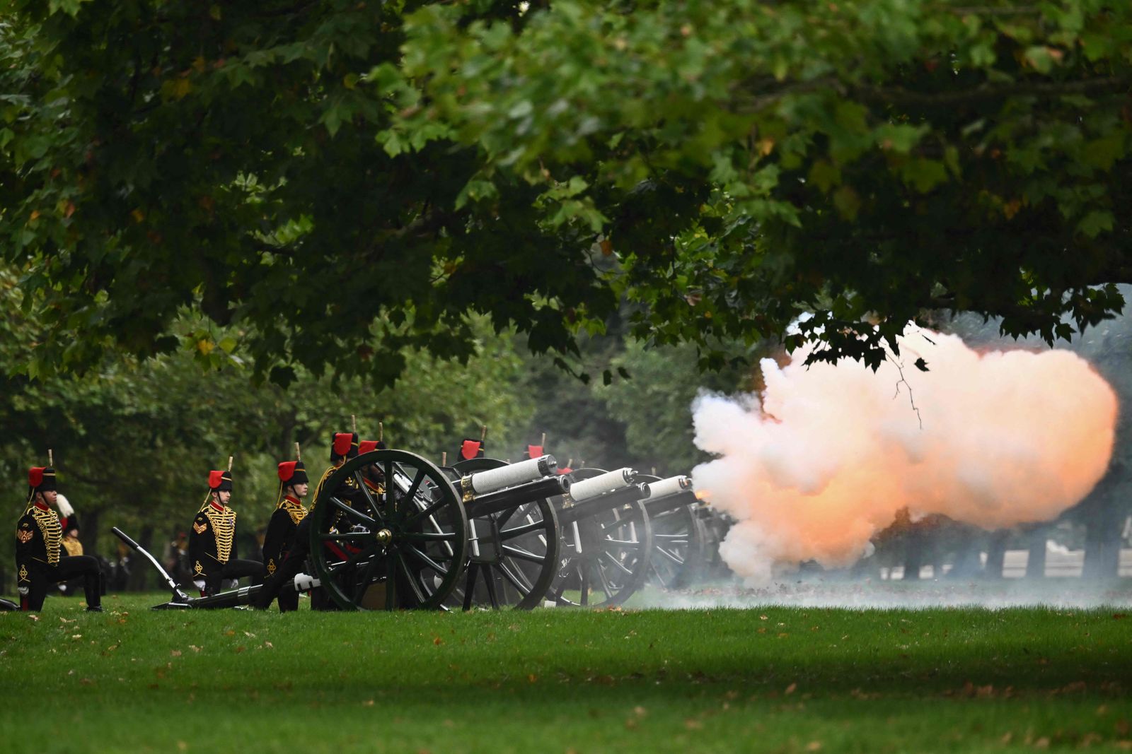 الحرس الملكي يطلق طلقات مدفعية بمناسبة إعلان تنصيب تشارلز الثالث ملكاً لبريطانيا في حديقة هايد بارك- 10 سبتمبر 2022 - AFP