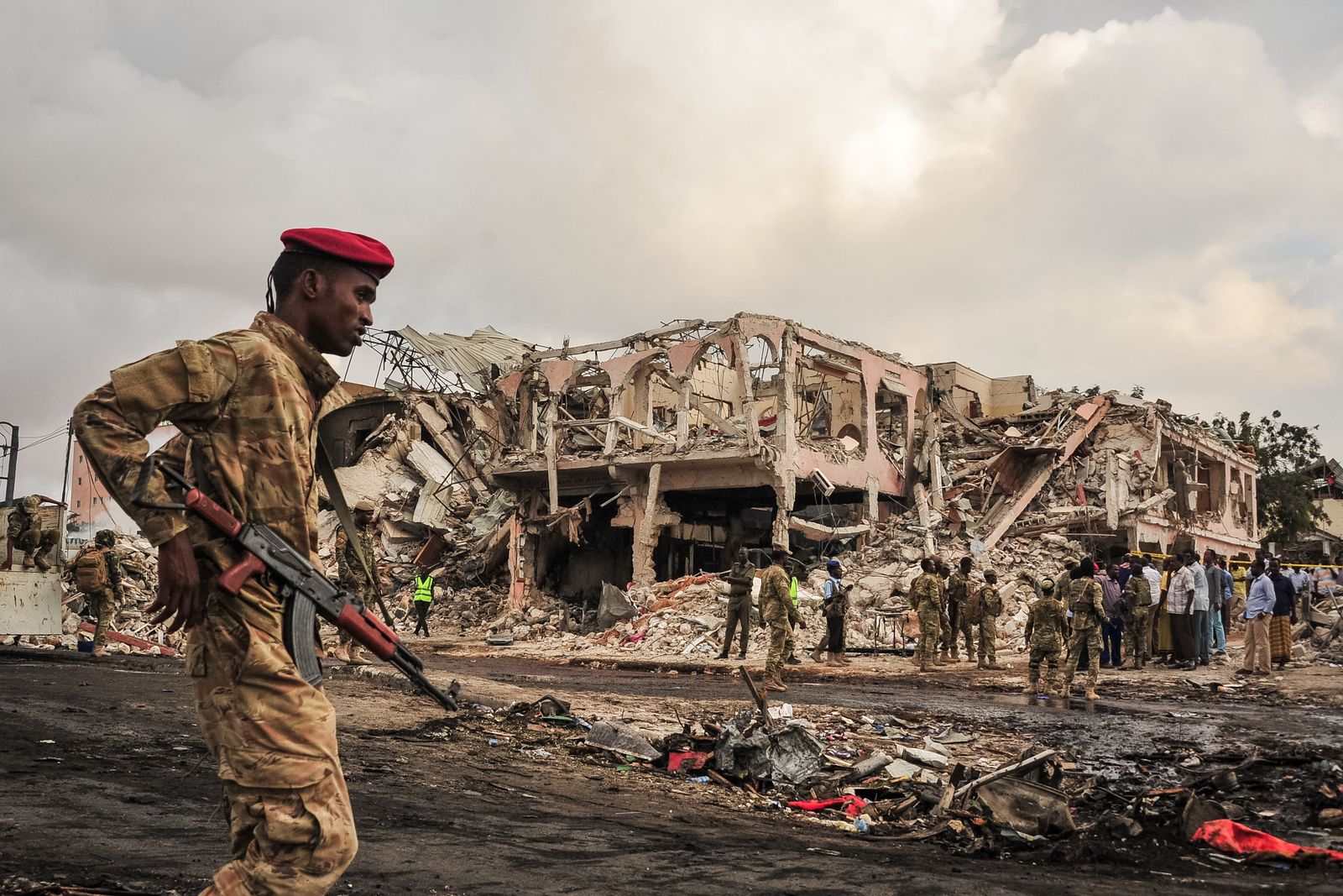 جندي صومال خلال عملية عسكرية في العاصمة مقديشو إثر عملية تفجير 15 أكتوبر 2017 - AFP