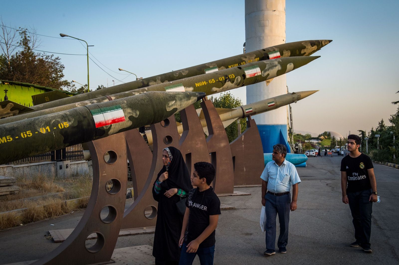 يمرّون قرب صواريخ في متحف عسكري بطهران - 17 سبتمبر 2019 - Bloomberg