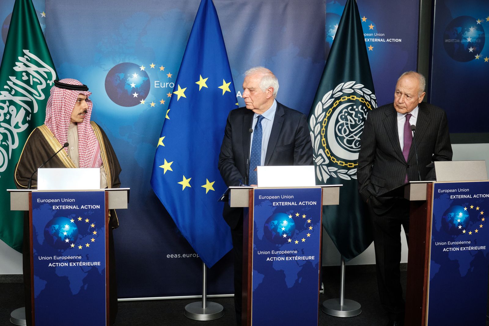 الممثل الأعلى للسياسة الخارجية ونائب رئيس المفوضية الأوروبية جوزيف بوريل في مؤتمر صحافي مع وزير الخارجية السعودية الأمير فيصل بن فرحان والأمين العام لجامعة الدول العربية أحمد أبو الغيط. 13 فبراير 2023 - newsroom.consilium.europa.eu