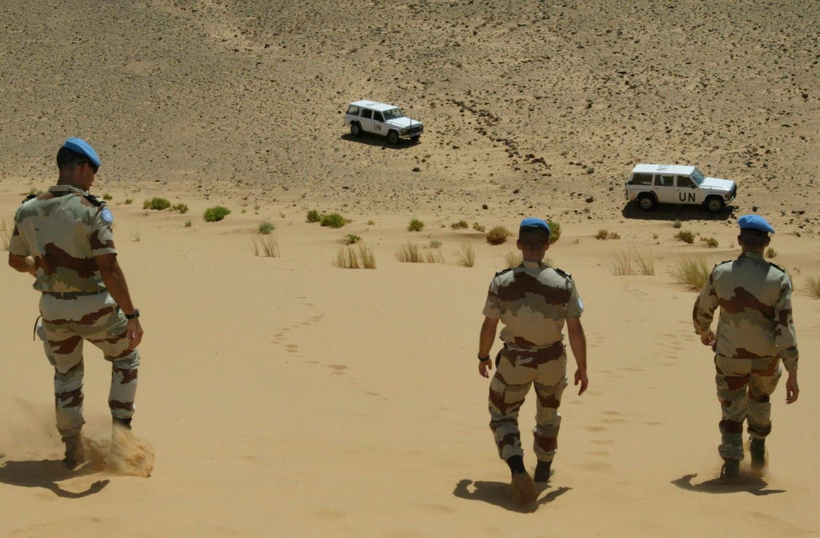 جنود فرنسيون من بعثة الأمم المتحدة لتنظيم استفتاء في الصحراء (مينورسو) في موقع مراقبة. 9 مايو 2004  - AFP