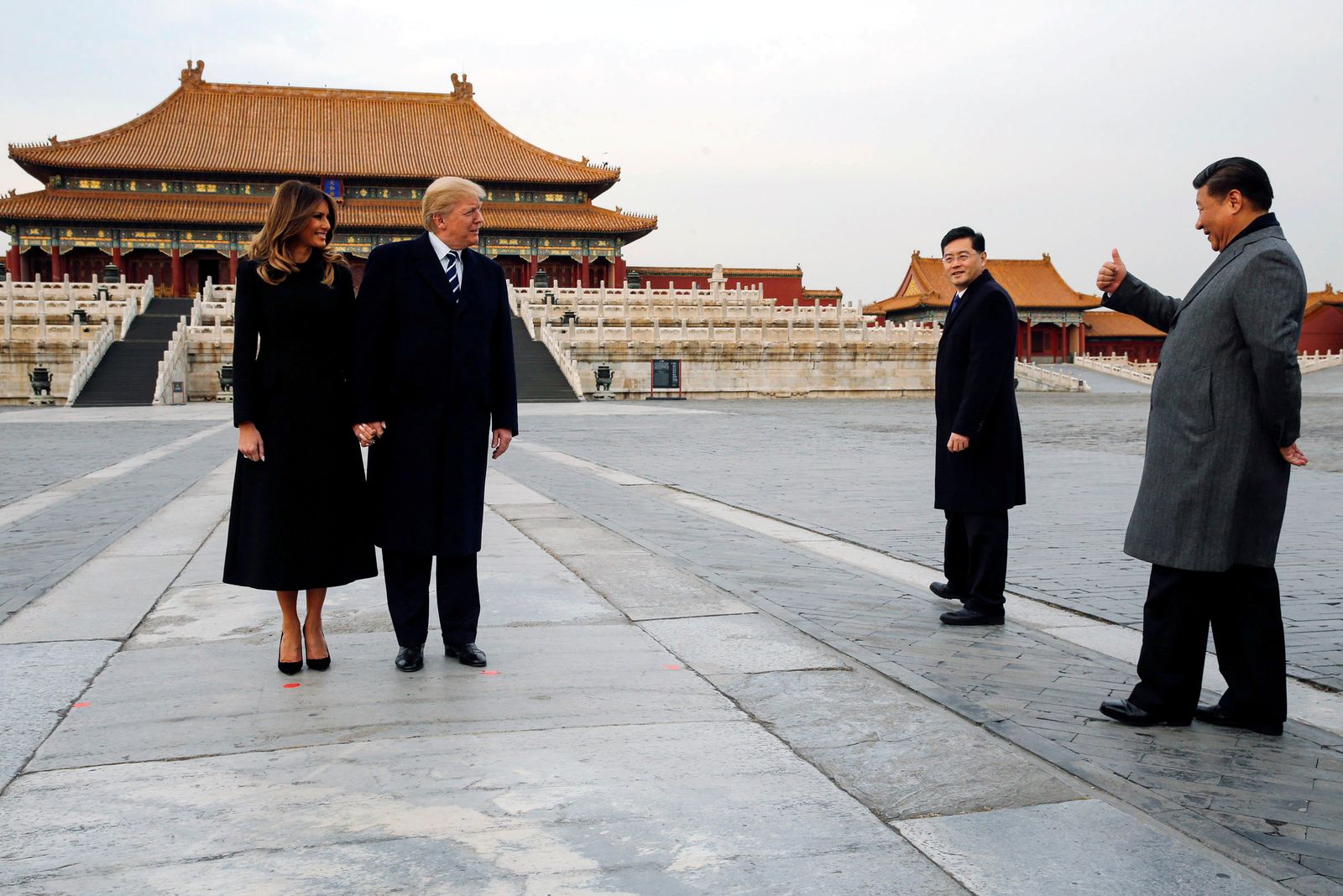 تشين غانغ إلى يمين الرئيس الصيني شي جين بينغ خلال زيارة الرئيس الأميركي السابق دونالد ترمب المدينة المحرّمة في بكين - 8 نوفمبر 2017 - REUTERS