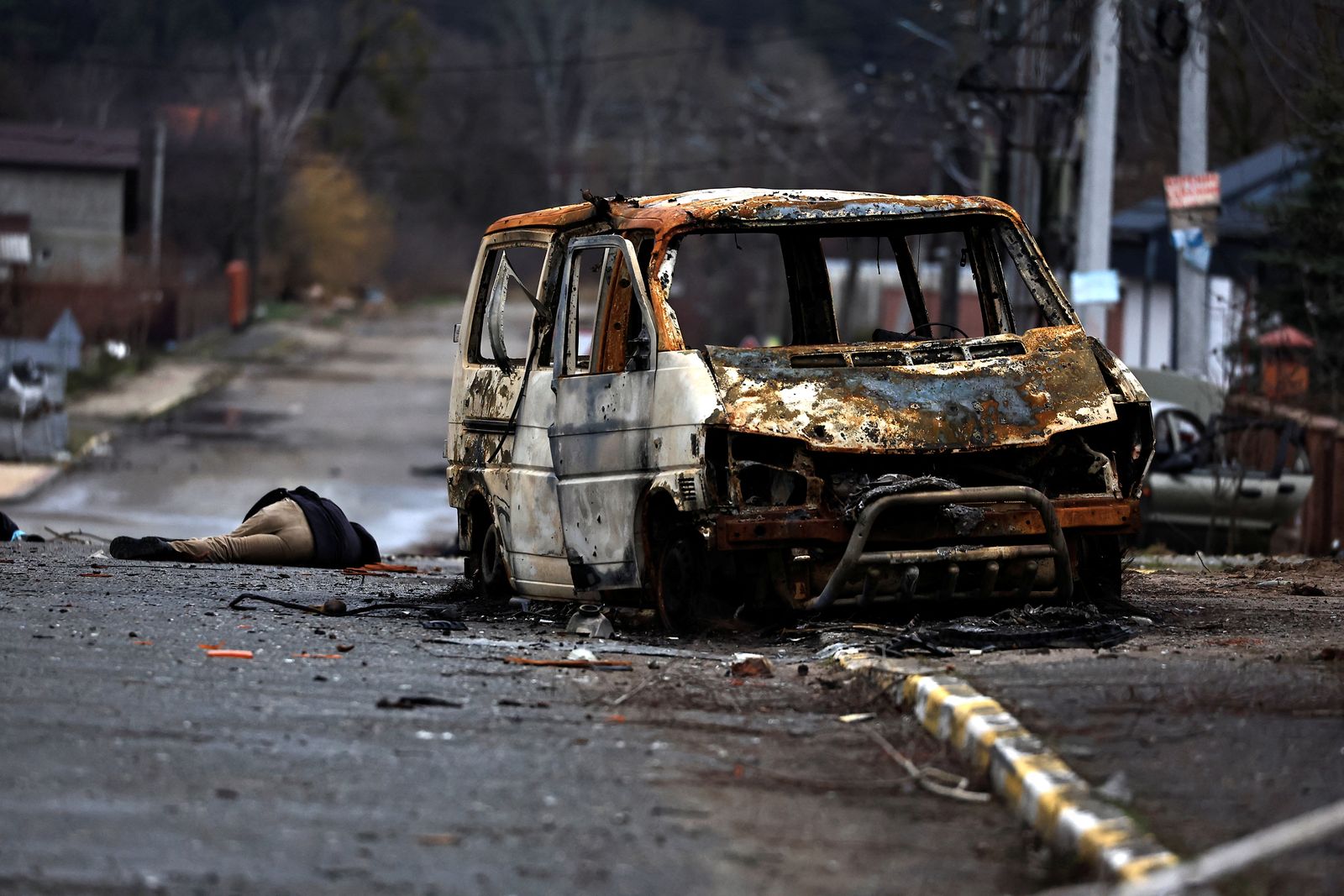 جثث ملقية في أحد شوارع مدينة بوتشا الأوكرانية - REUTERS