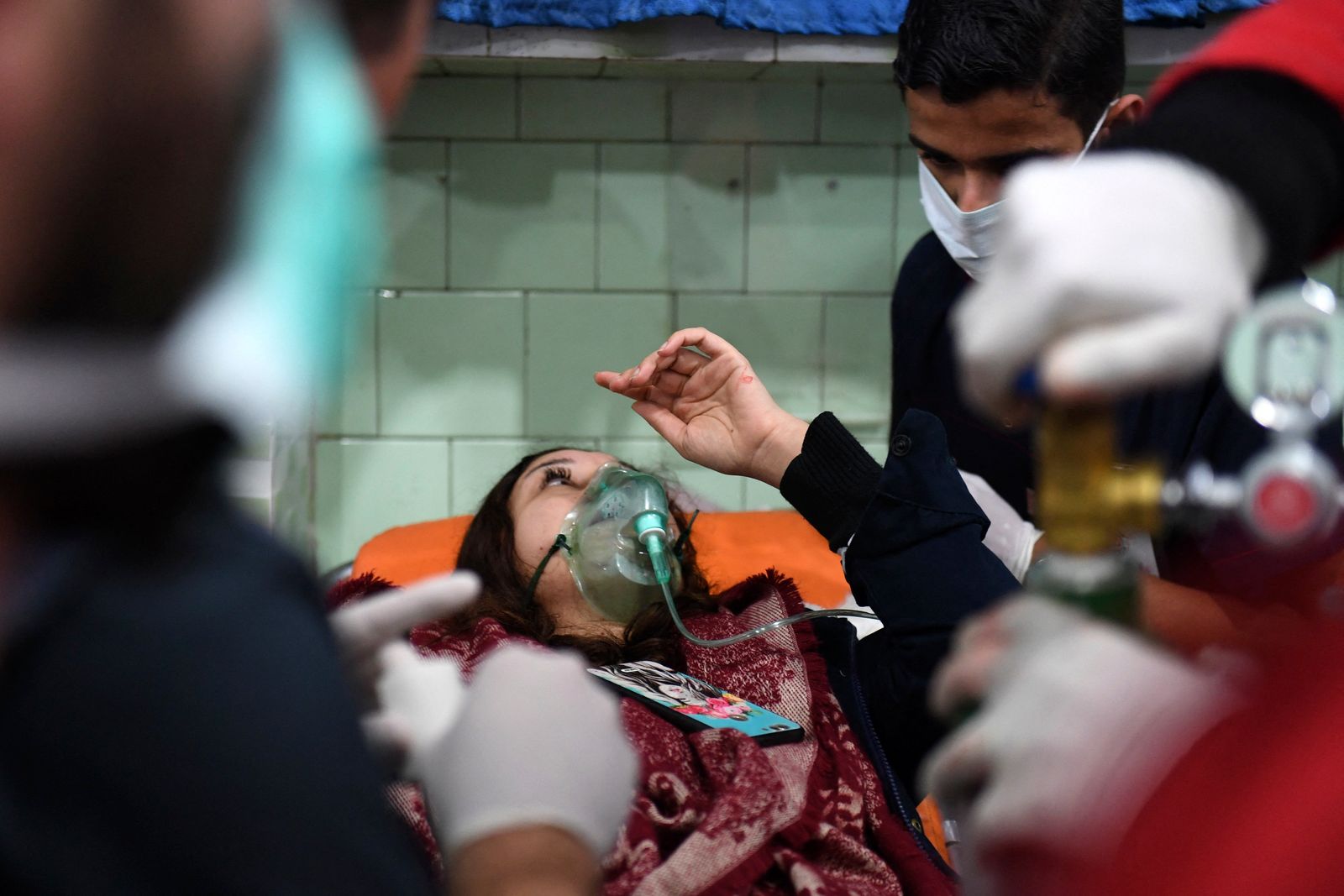 امرأة سورية خلال تلقيها العناية الطبية بعد هجوم كيميائي في حلب حملت الحكومة المعارضة مسؤوليته 24 نوفمبر 2018 - AFP